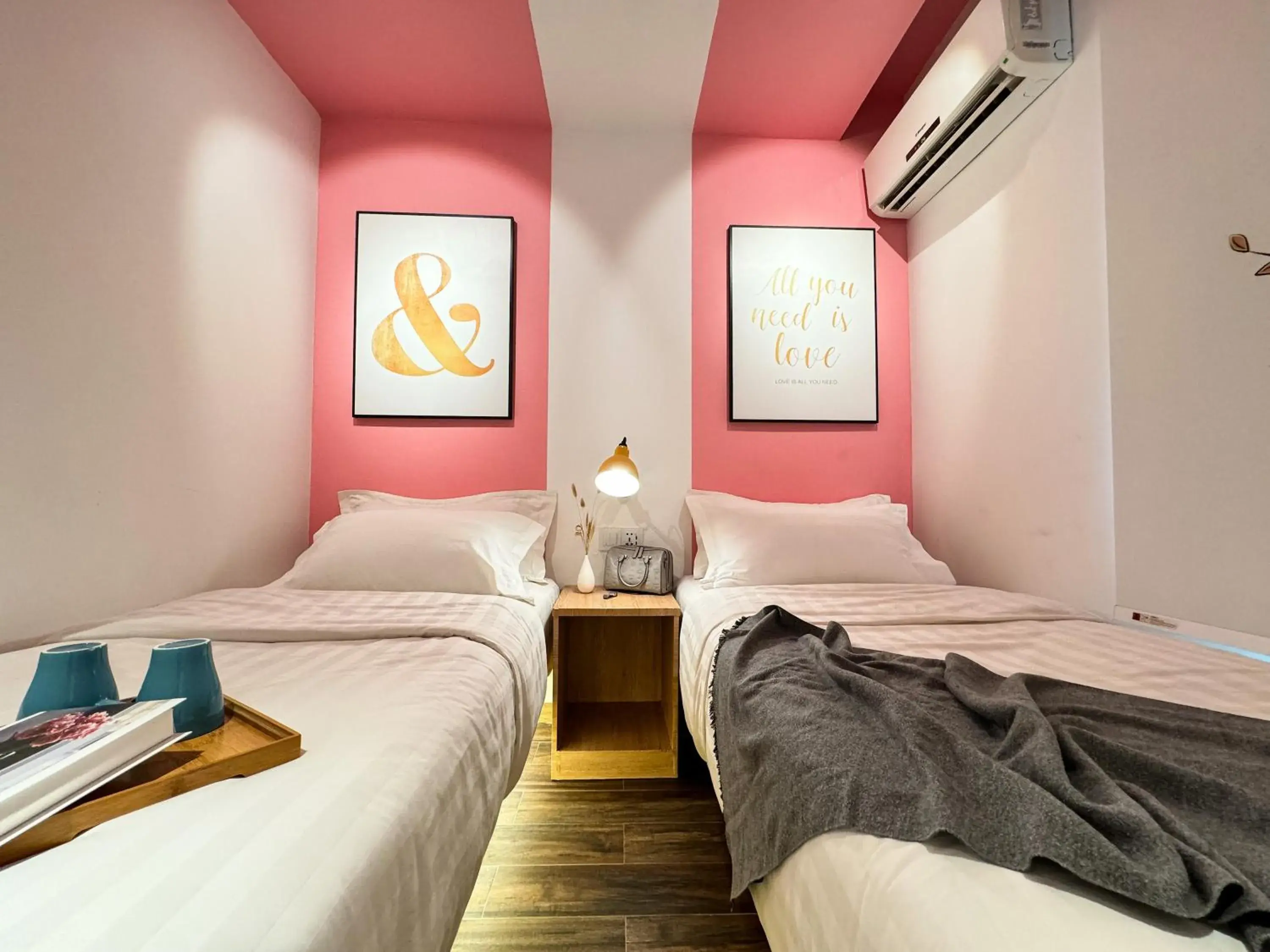 Modern Twin Room in Apple 1 Hotel Queensbay Modern Twin Room in Apple 1 Hotel Queensbay