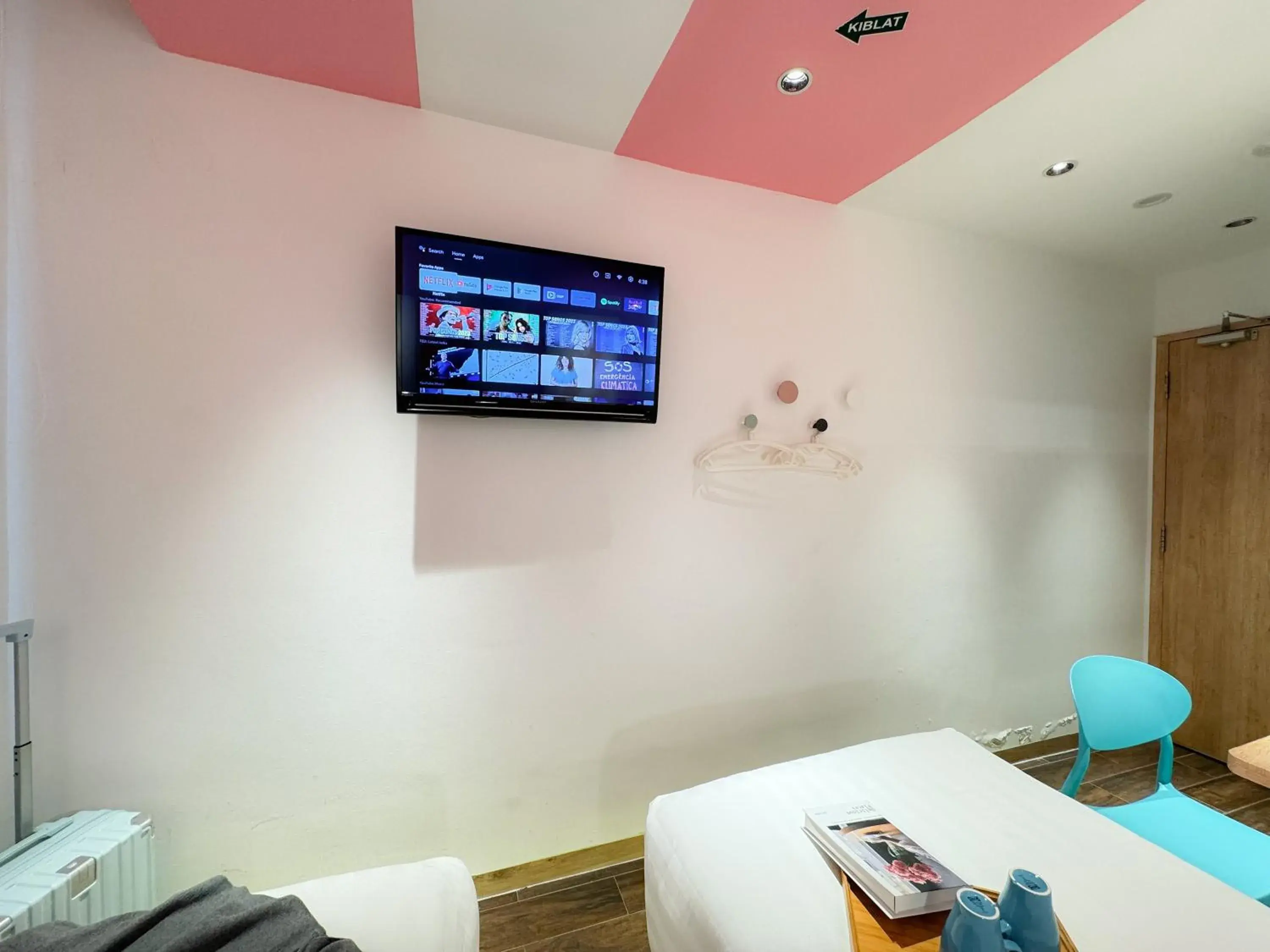 Modern Twin Room in Apple 1 Hotel Queensbay Modern Twin Room in Apple 1 Hotel Queensbay