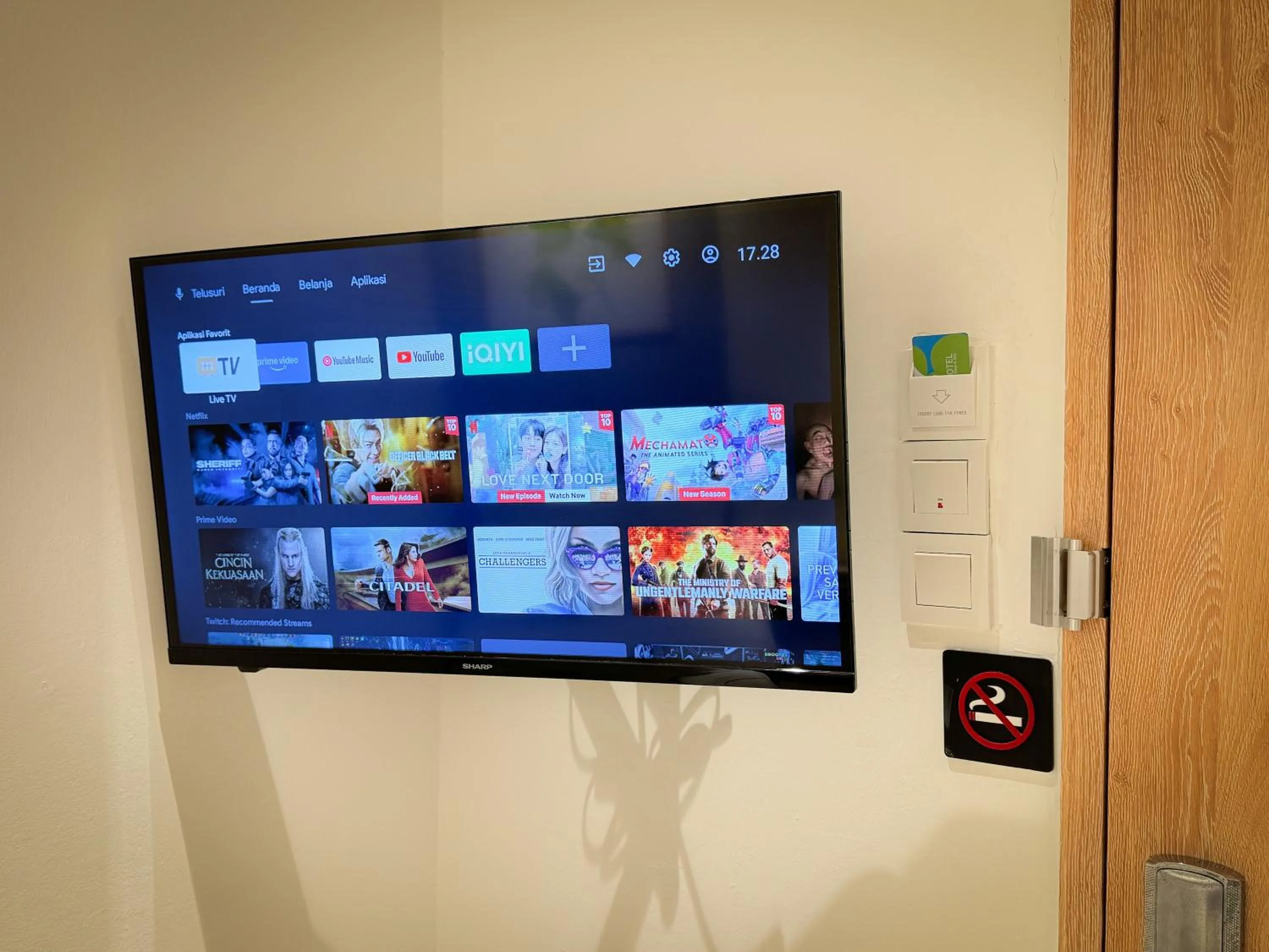 TV and multimedia in Apple 1 Hotel Queensbay