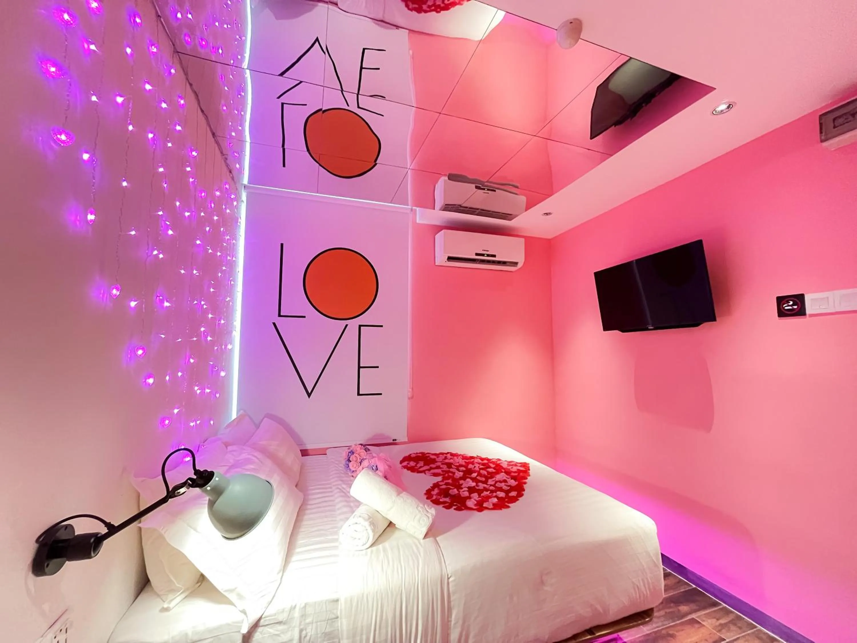 Photo of the whole room, Bed in Apple 1 Hotel Queensbay