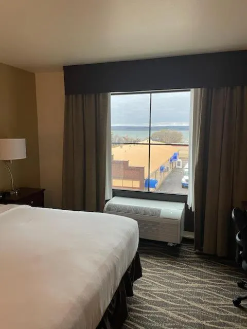 Lake view, Bed in Cobblestone Inn and Suites - Ashland