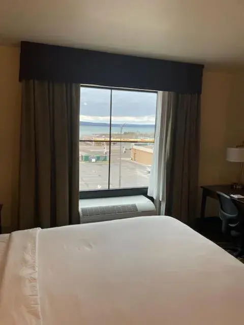 Lake view, Bed in Cobblestone Inn and Suites - Ashland Lake view, Bed in Cobblestone Inn and Suites - Ashland