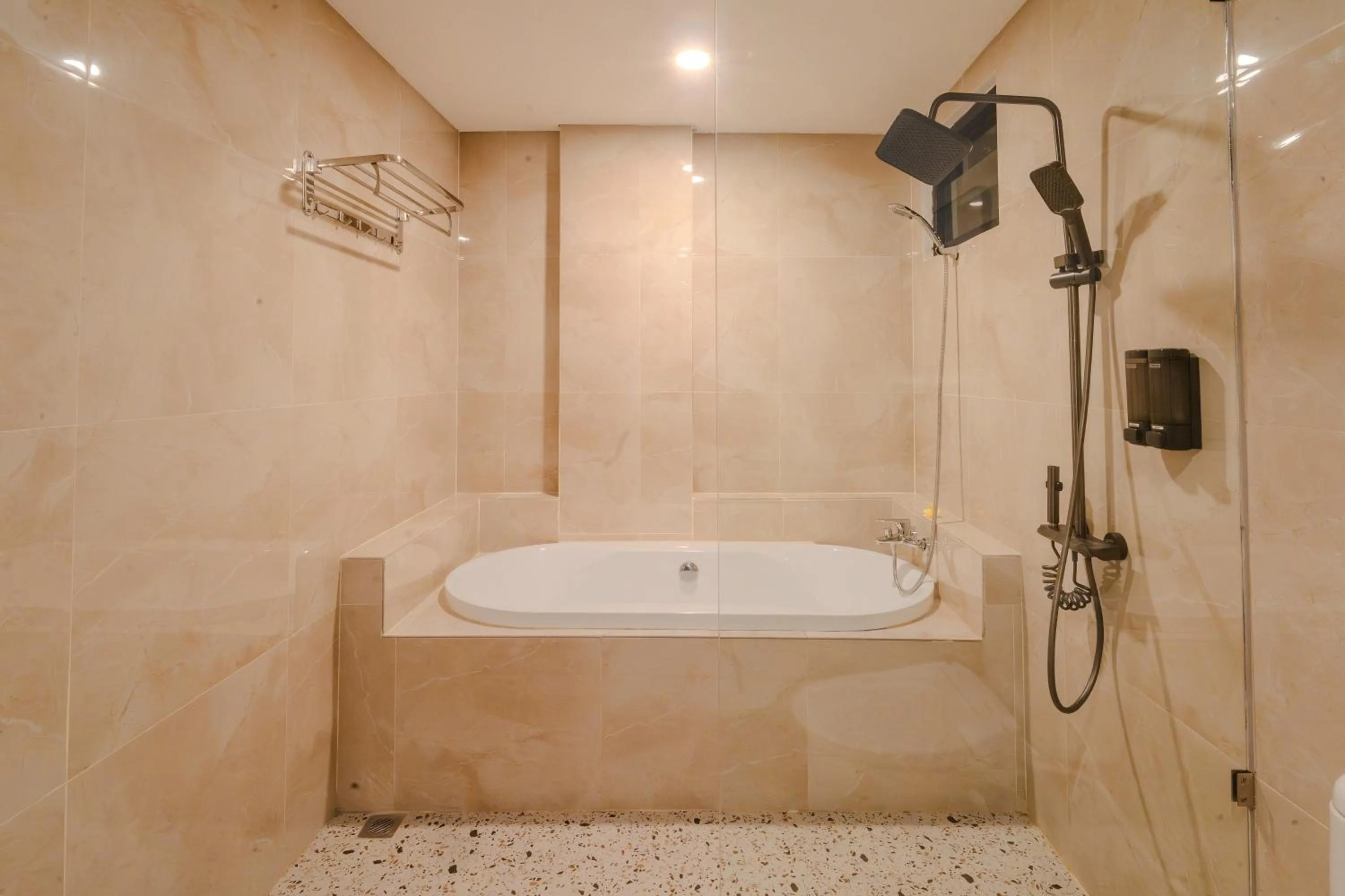 Shower in Mamo Hotel Uluwatu