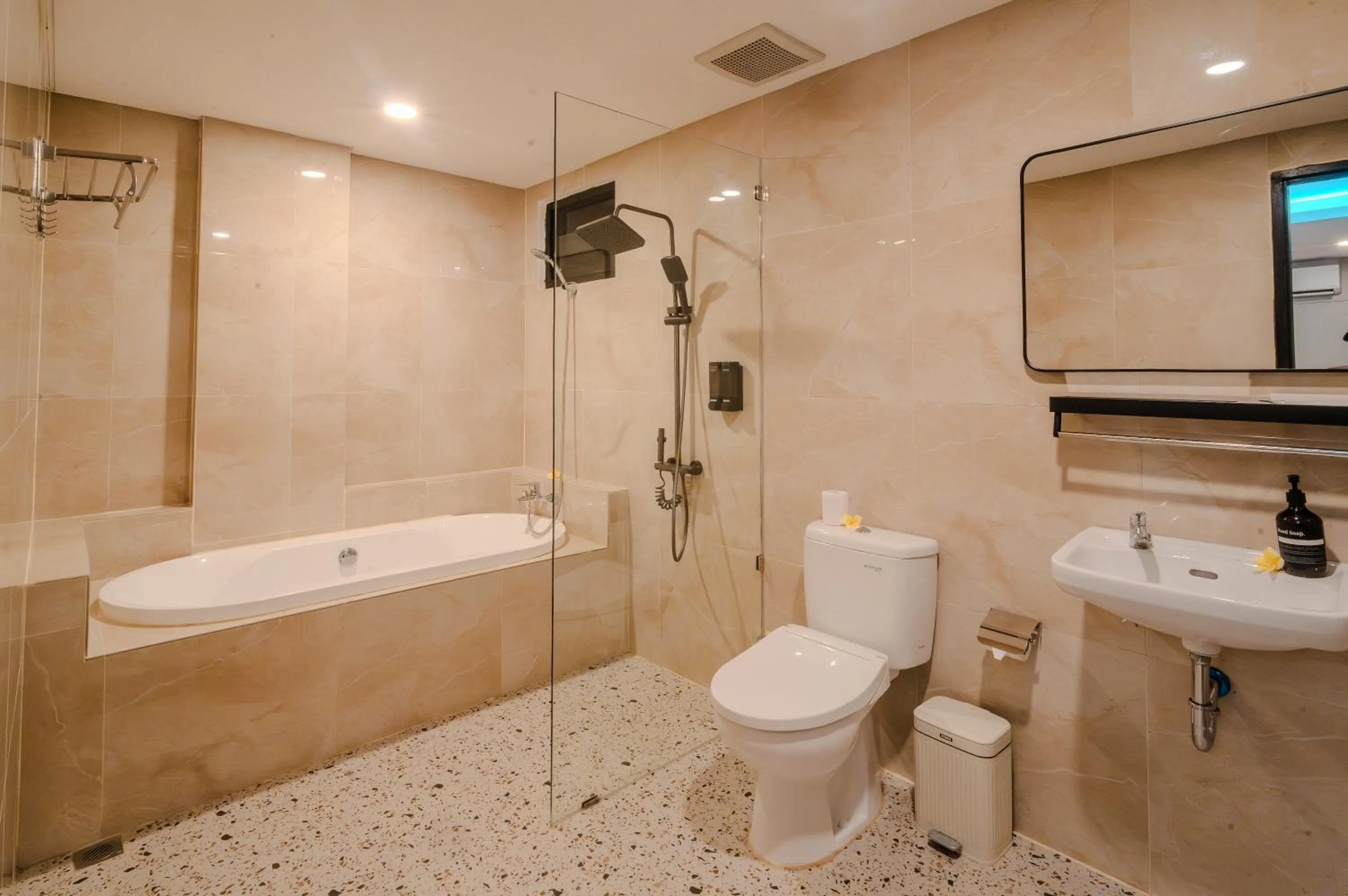 Shower in Mamo Hotel Uluwatu