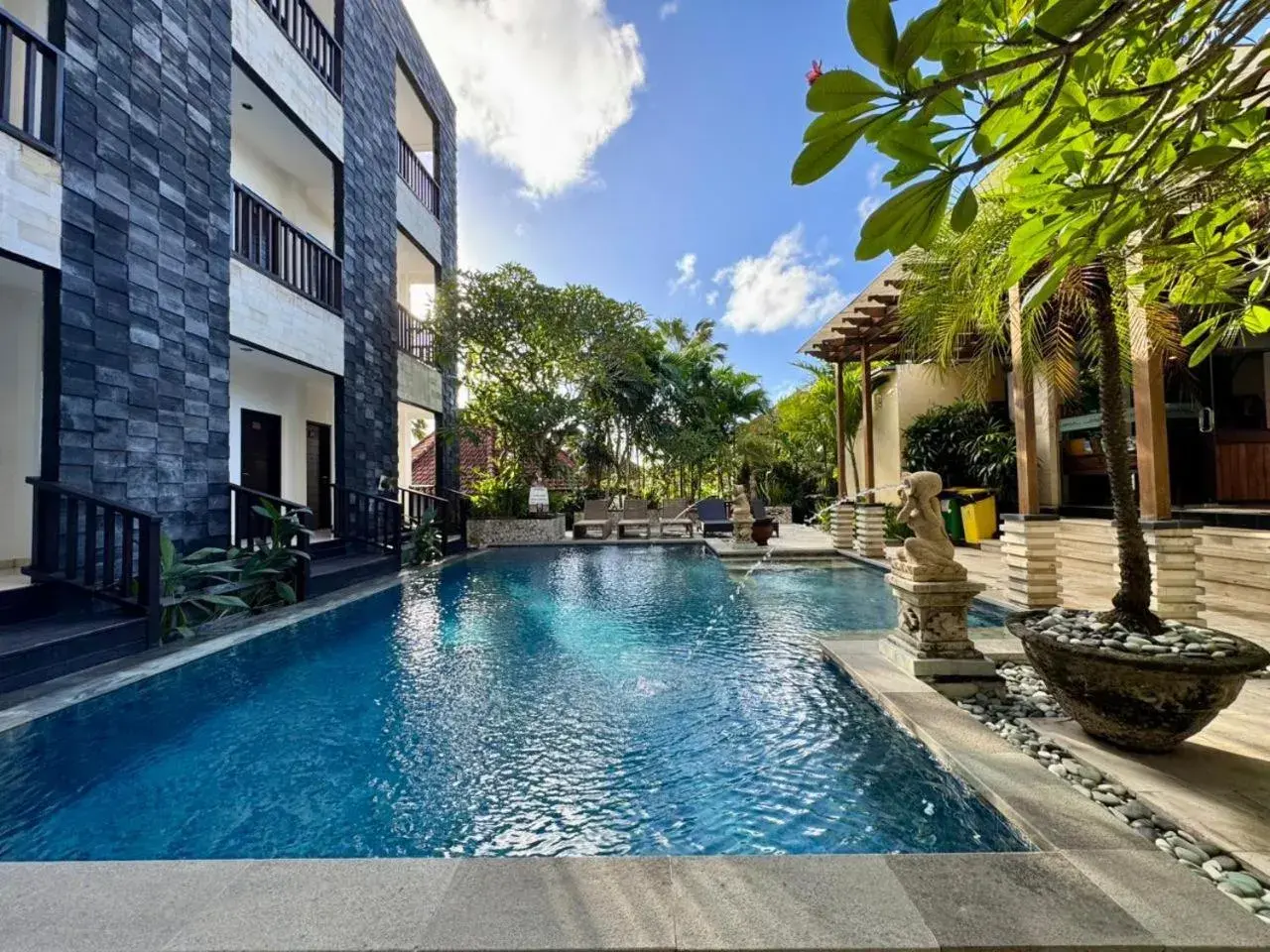 Swimming pool in Mamo Hotel Uluwatu Swimming pool in Mamo Hotel Uluwatu
