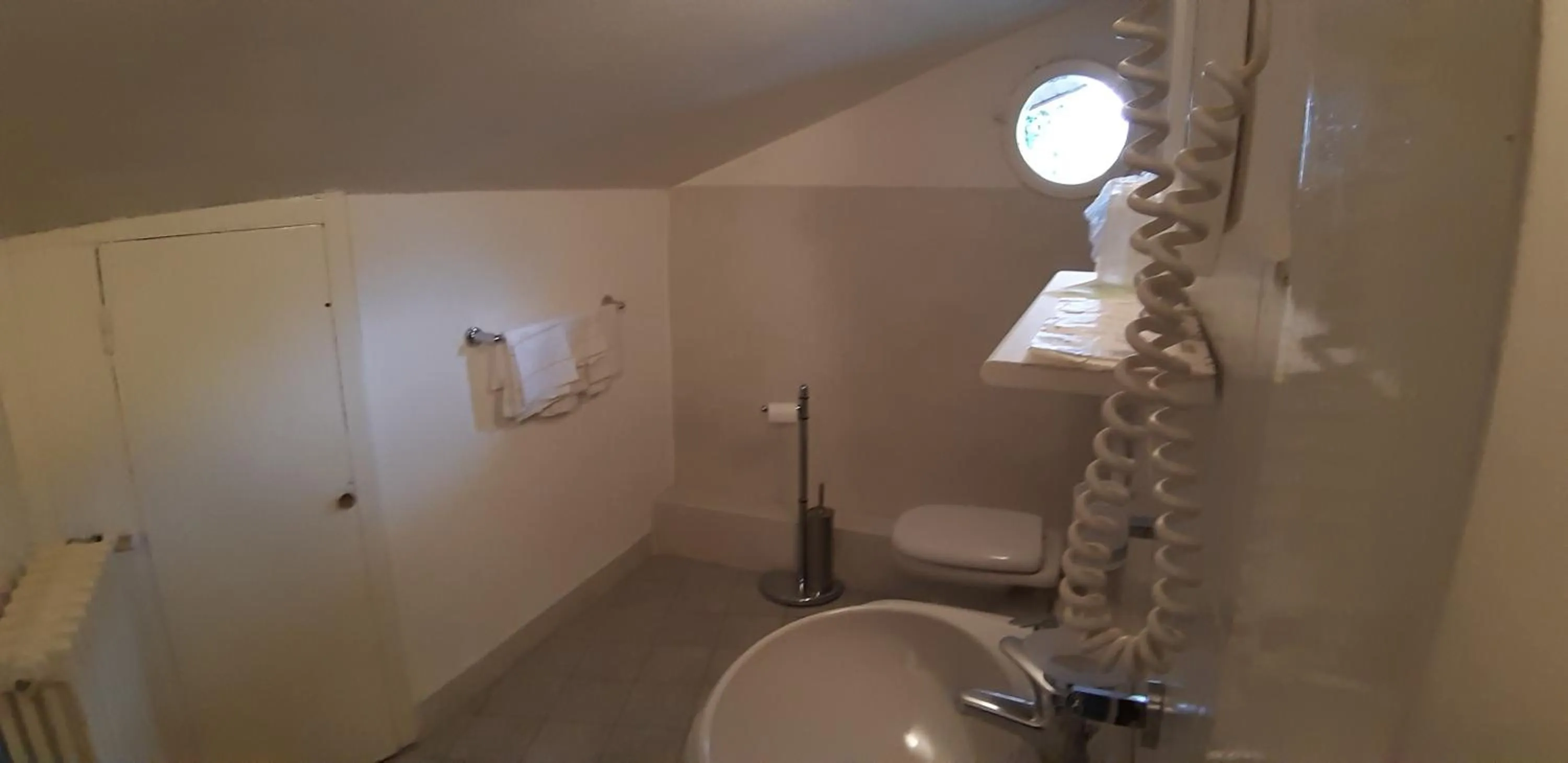 Bathroom in Albergo Cioccarelli