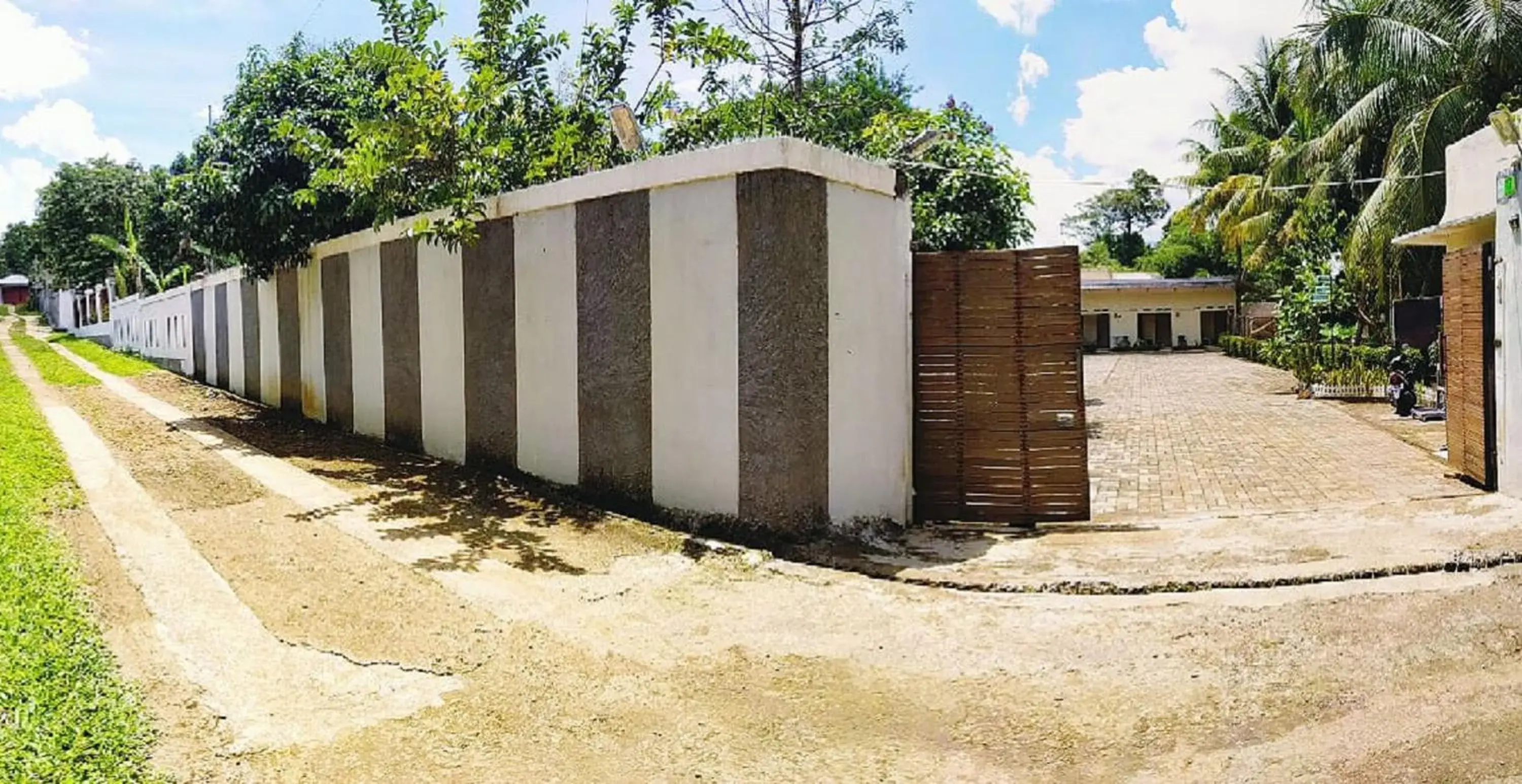 Facade/entrance in Bakom Inn Syariah Facade/entrance in Bakom Inn Syariah