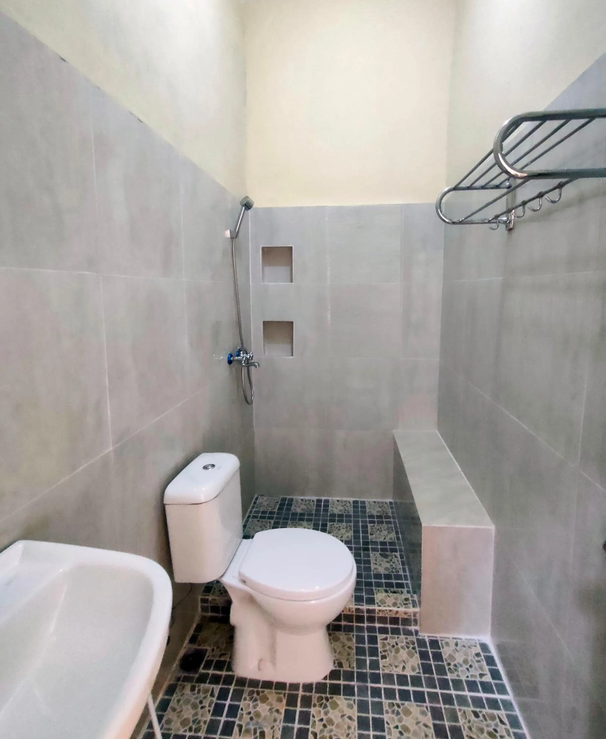 Shower in Bakom Inn Syariah