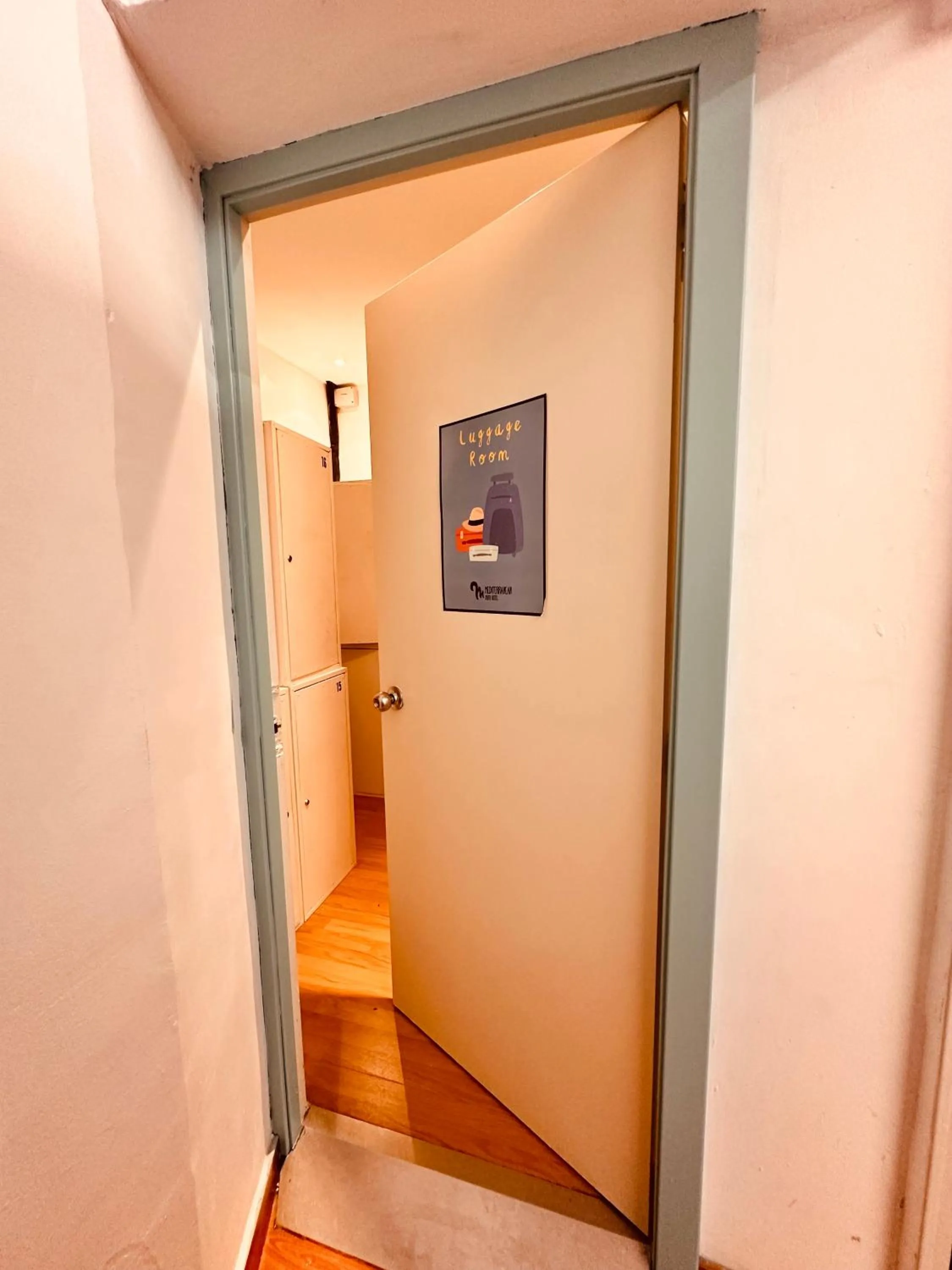 Communal kitchen in Mediterranean Hostel Barcelona