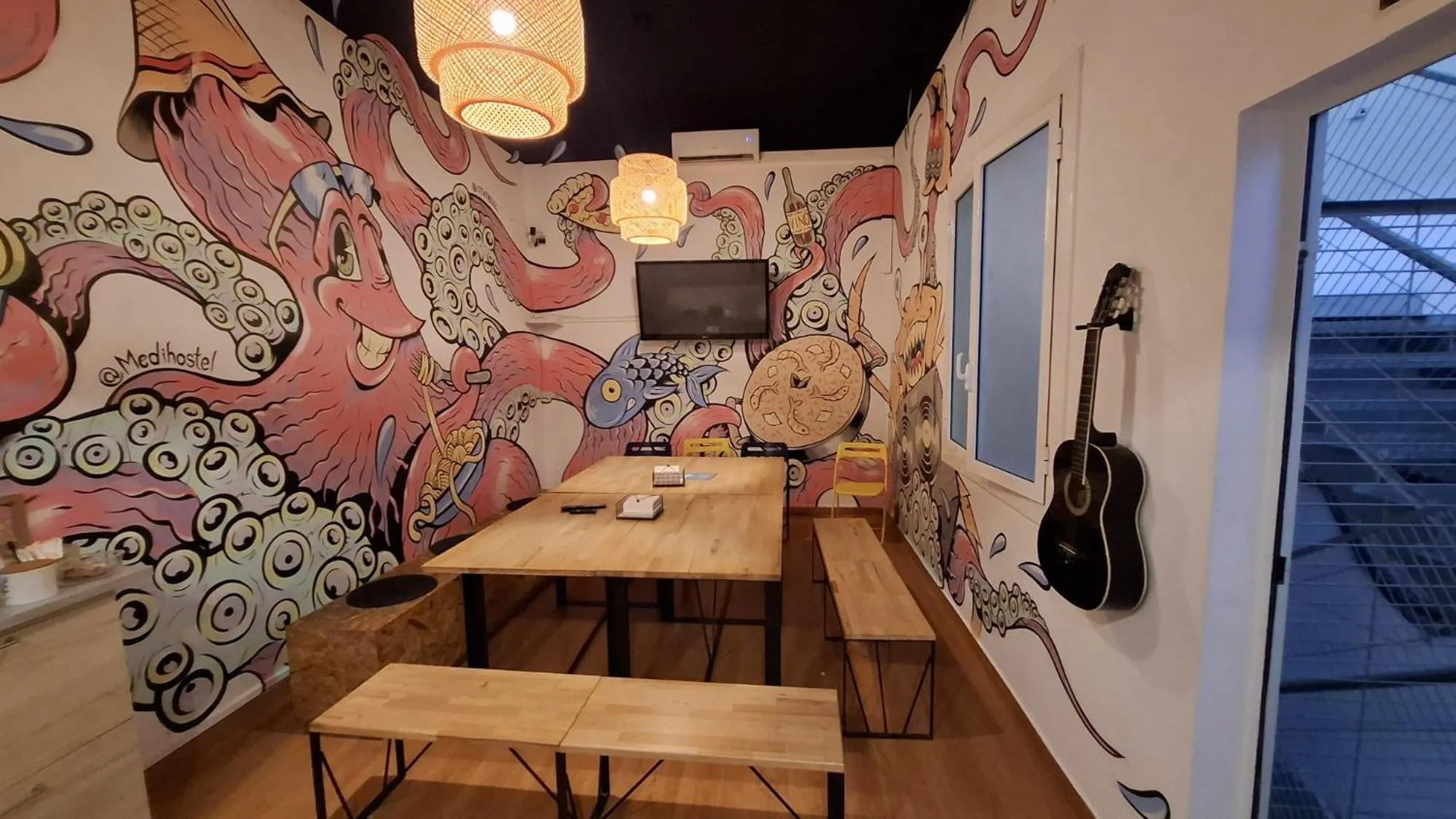 Communal kitchen in Mediterranean Hostel Barcelona