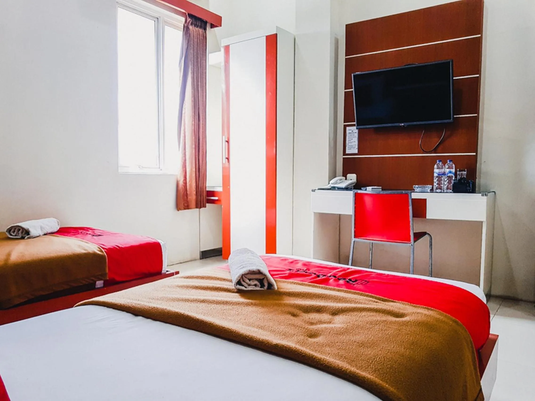 Bedroom, Bed in RedDoorz Plus at Grand City Inn Makassar