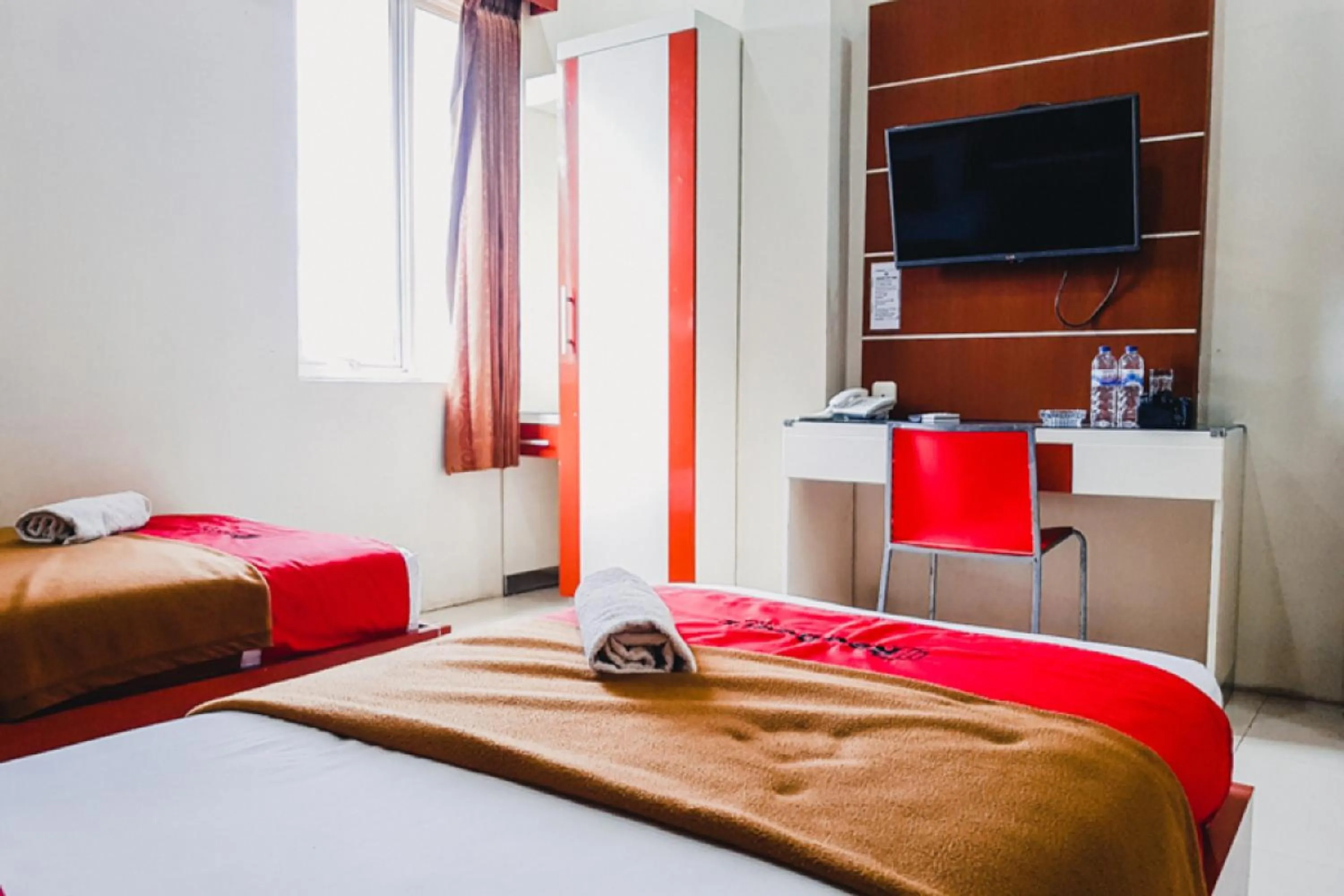 Bed in RedDoorz Plus at Grand City Inn Makassar