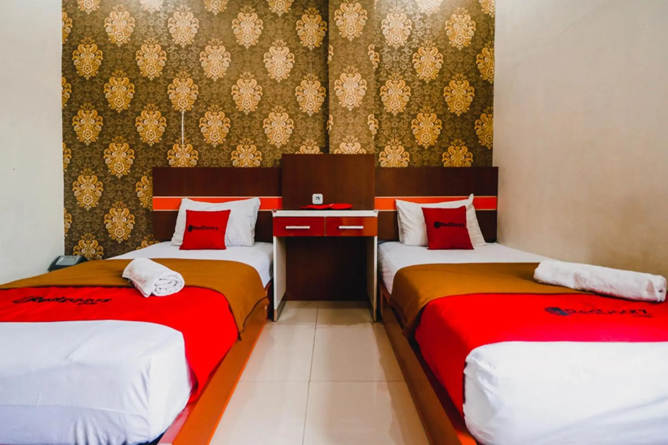 Bedroom, Bed in RedDoorz Plus at Grand City Inn Makassar Bedroom, Bed in RedDoorz Plus at Grand City Inn Makassar