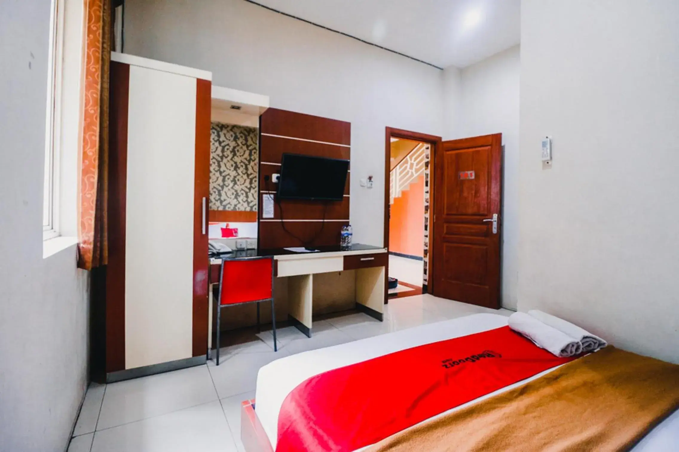 Bedroom, Bed in RedDoorz Plus at Grand City Inn Makassar Bedroom, Bed in RedDoorz Plus at Grand City Inn Makassar