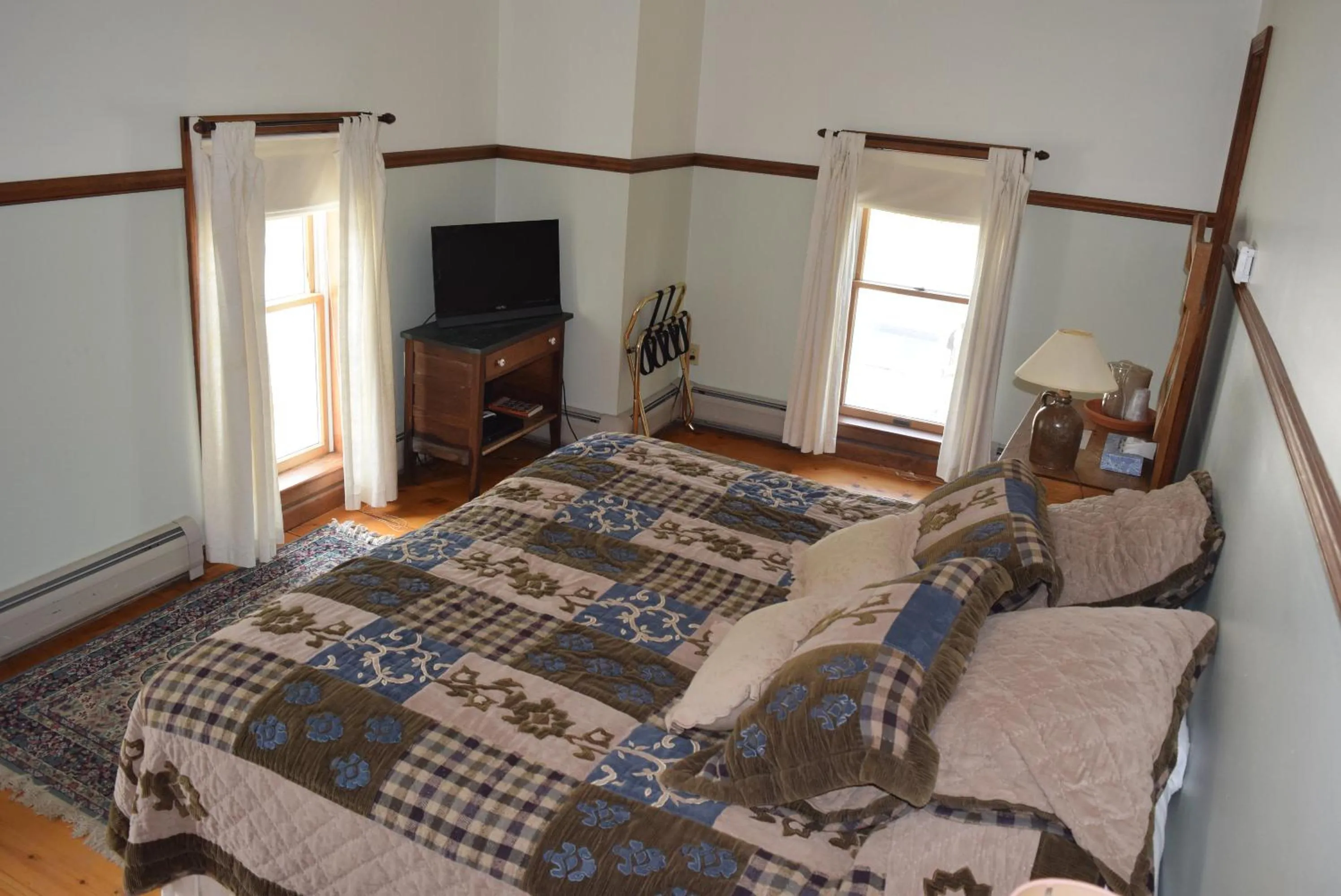 Bed in Black Lantern Inn