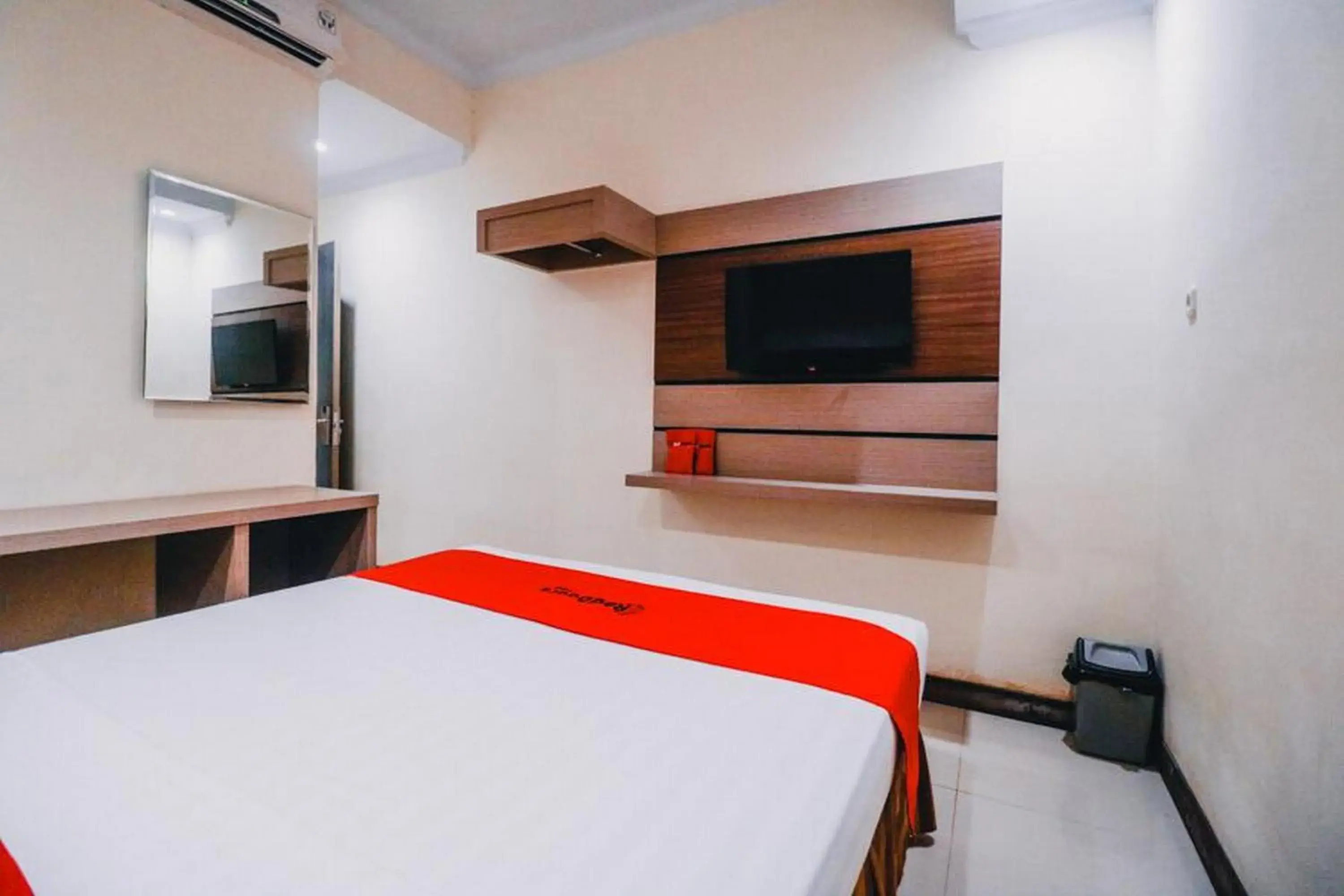 Bedroom, Bed in Reddoorz Plus near Makassar Town Square Bedroom, Bed in Reddoorz Plus near Makassar Town Square