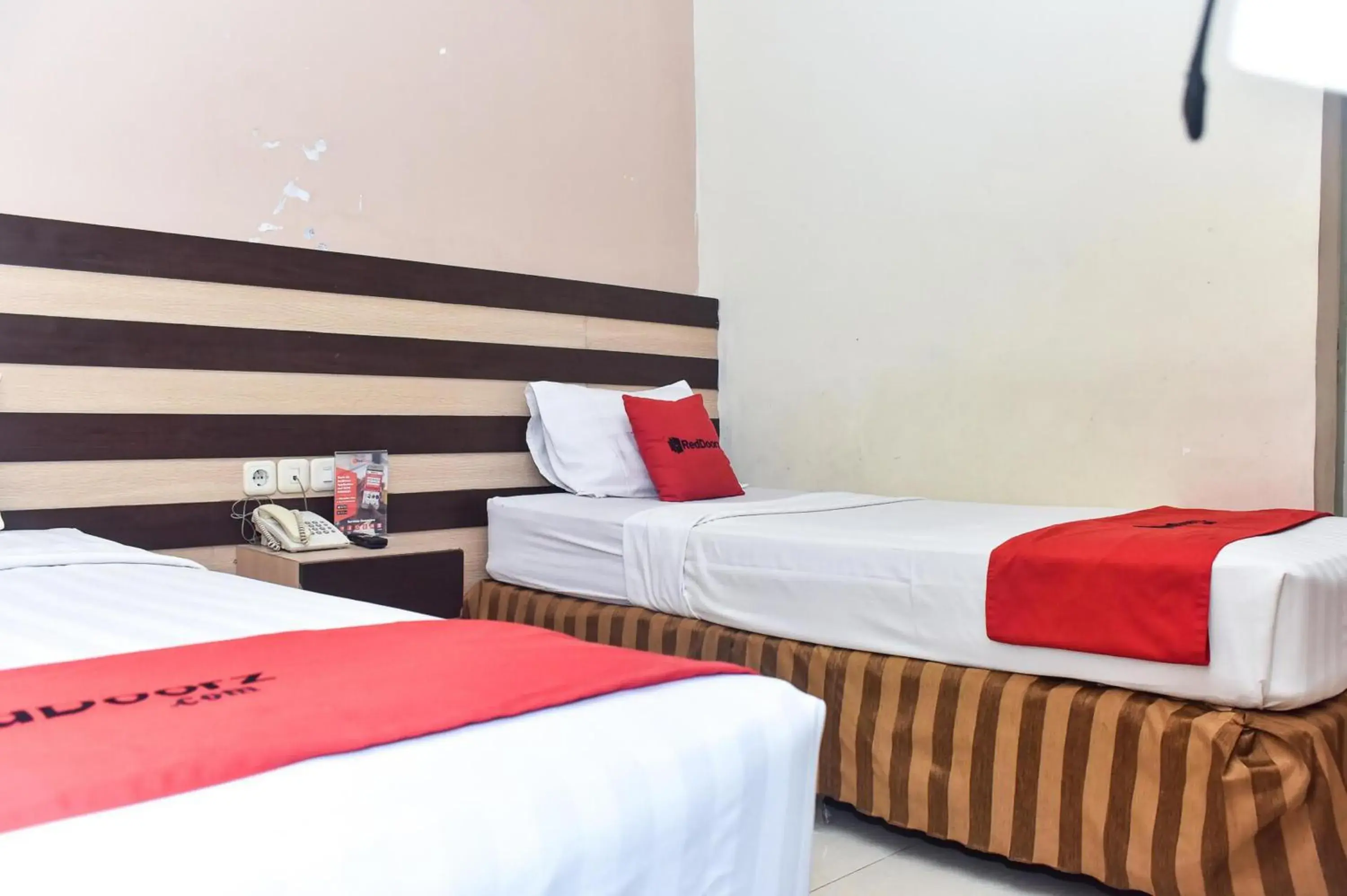 Twin Room in Reddoorz Plus near Makassar Town Square Twin Room in Reddoorz Plus near Makassar Town Square
