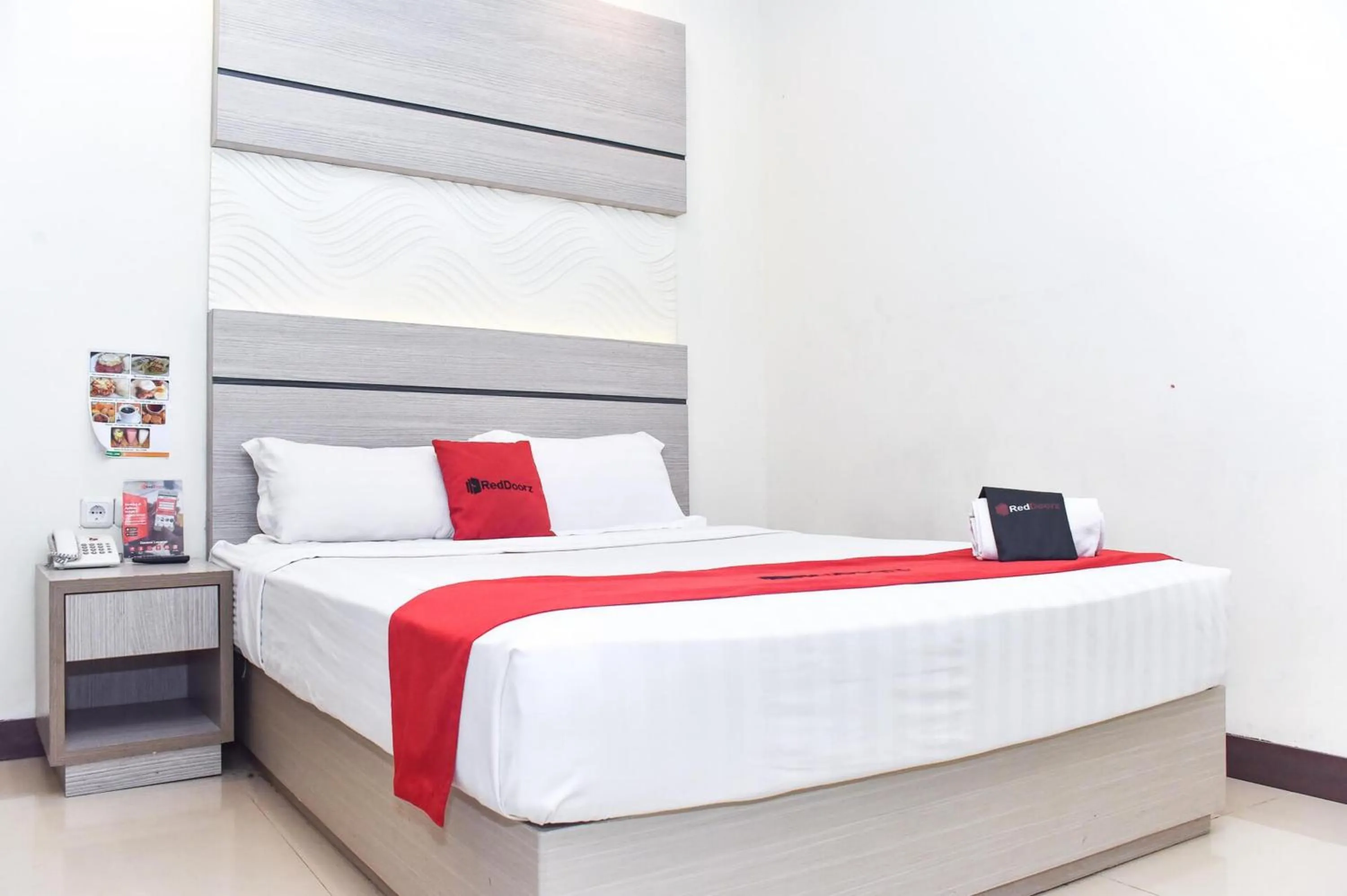 Bed in Reddoorz Plus near Makassar Town Square