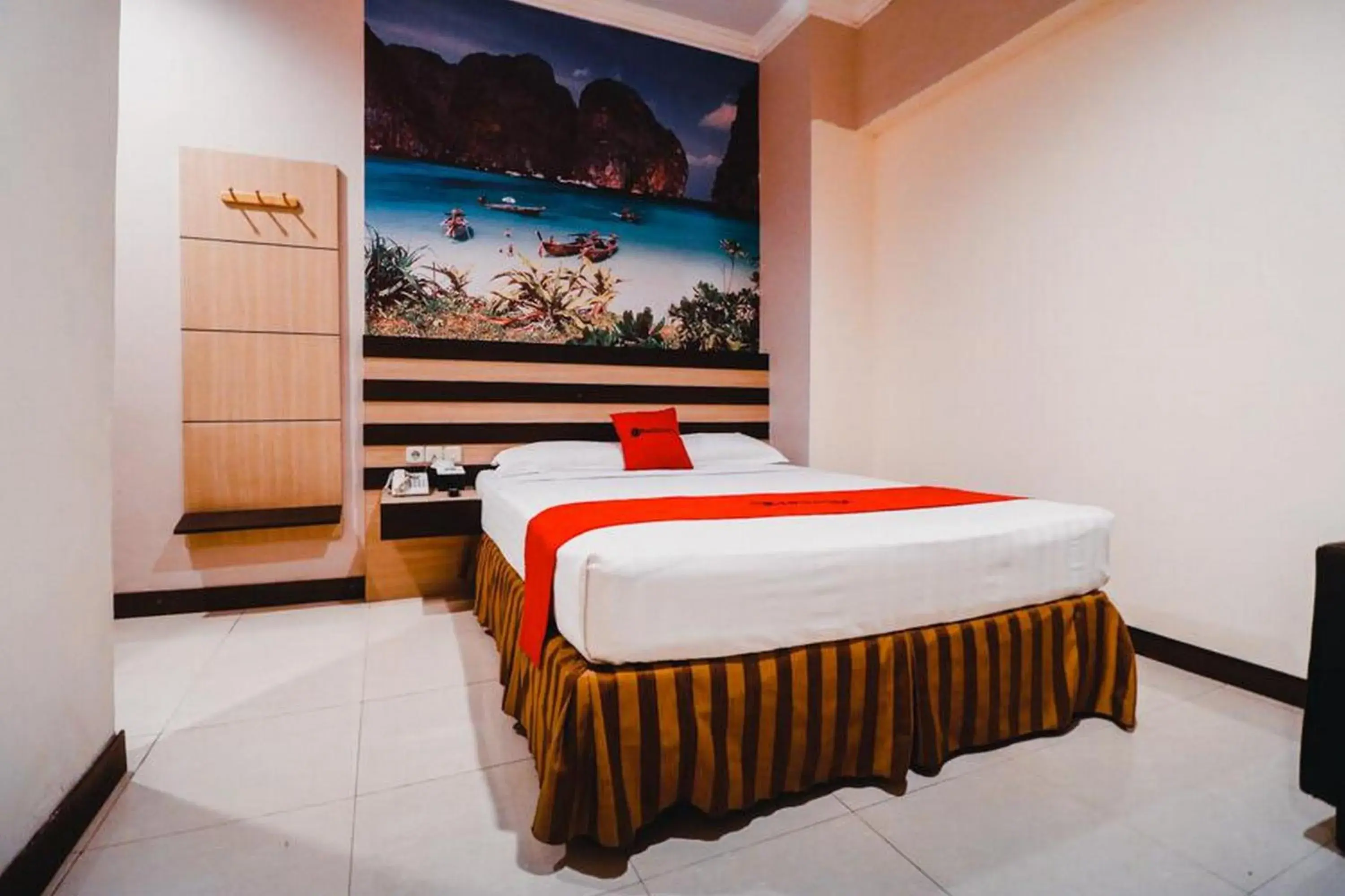 Deluxe Room in Reddoorz Plus near Makassar Town Square Deluxe Room in Reddoorz Plus near Makassar Town Square