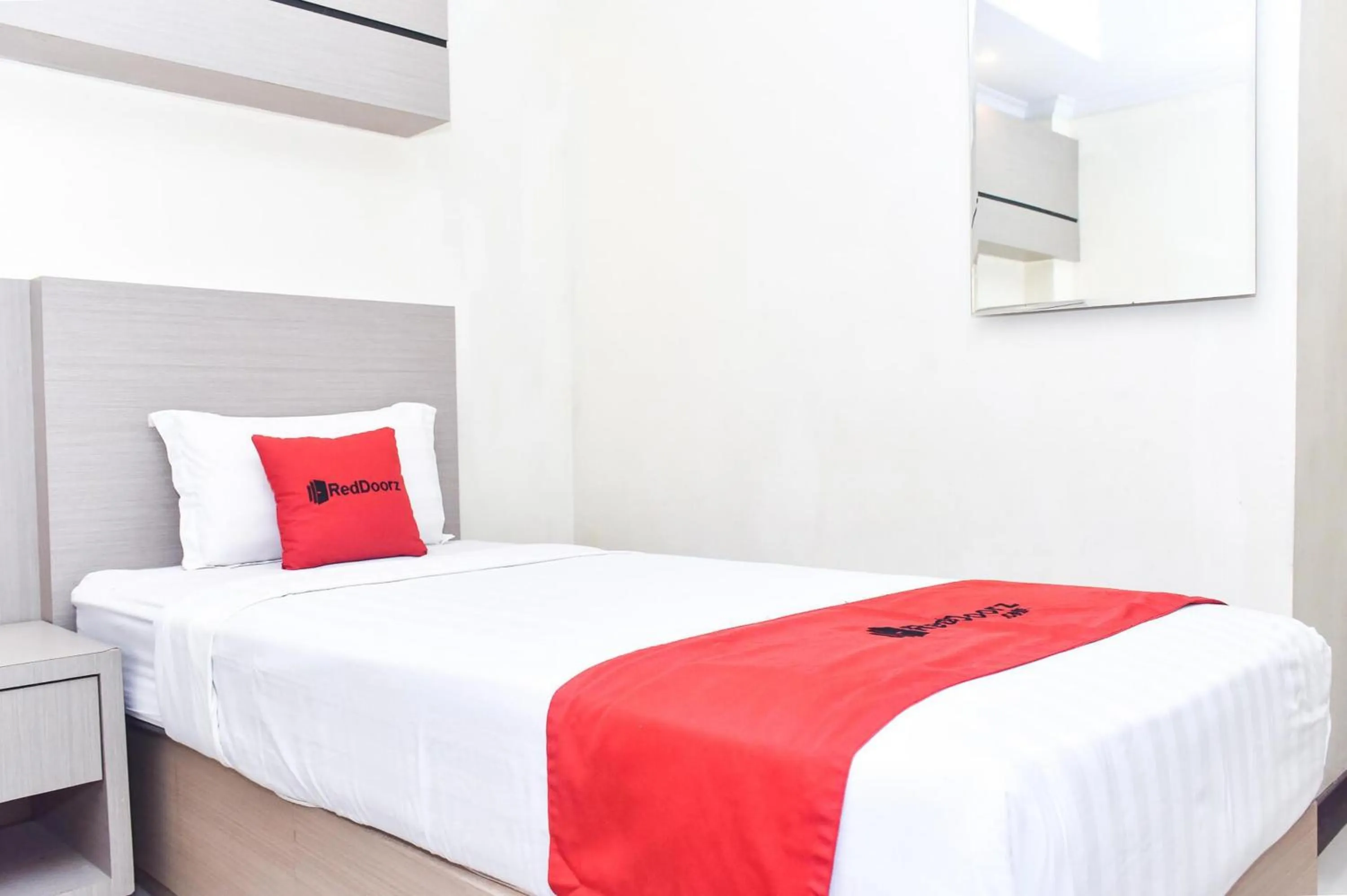 Bed in Reddoorz Plus near Makassar Town Square