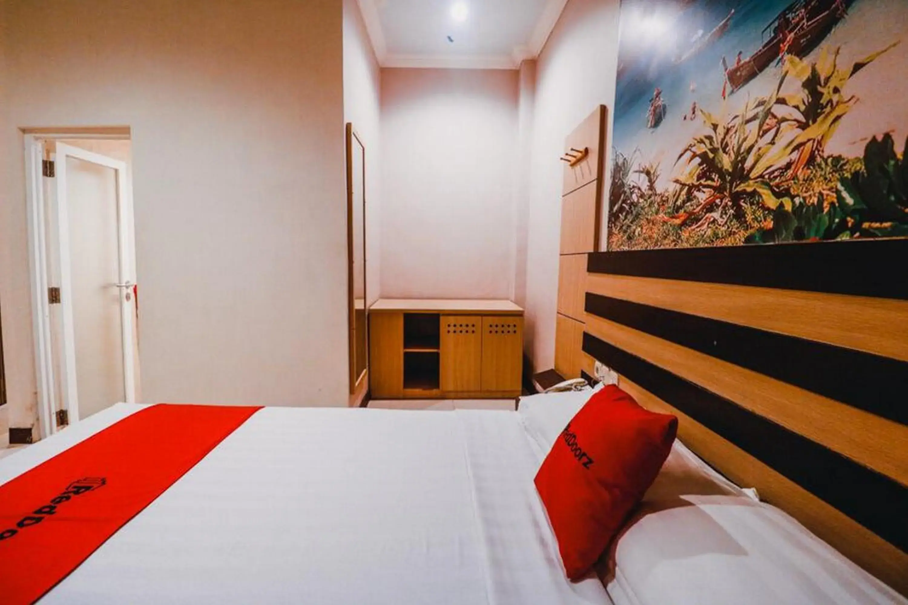 Bedroom, Bed in Reddoorz Plus near Makassar Town Square Bedroom, Bed in Reddoorz Plus near Makassar Town Square