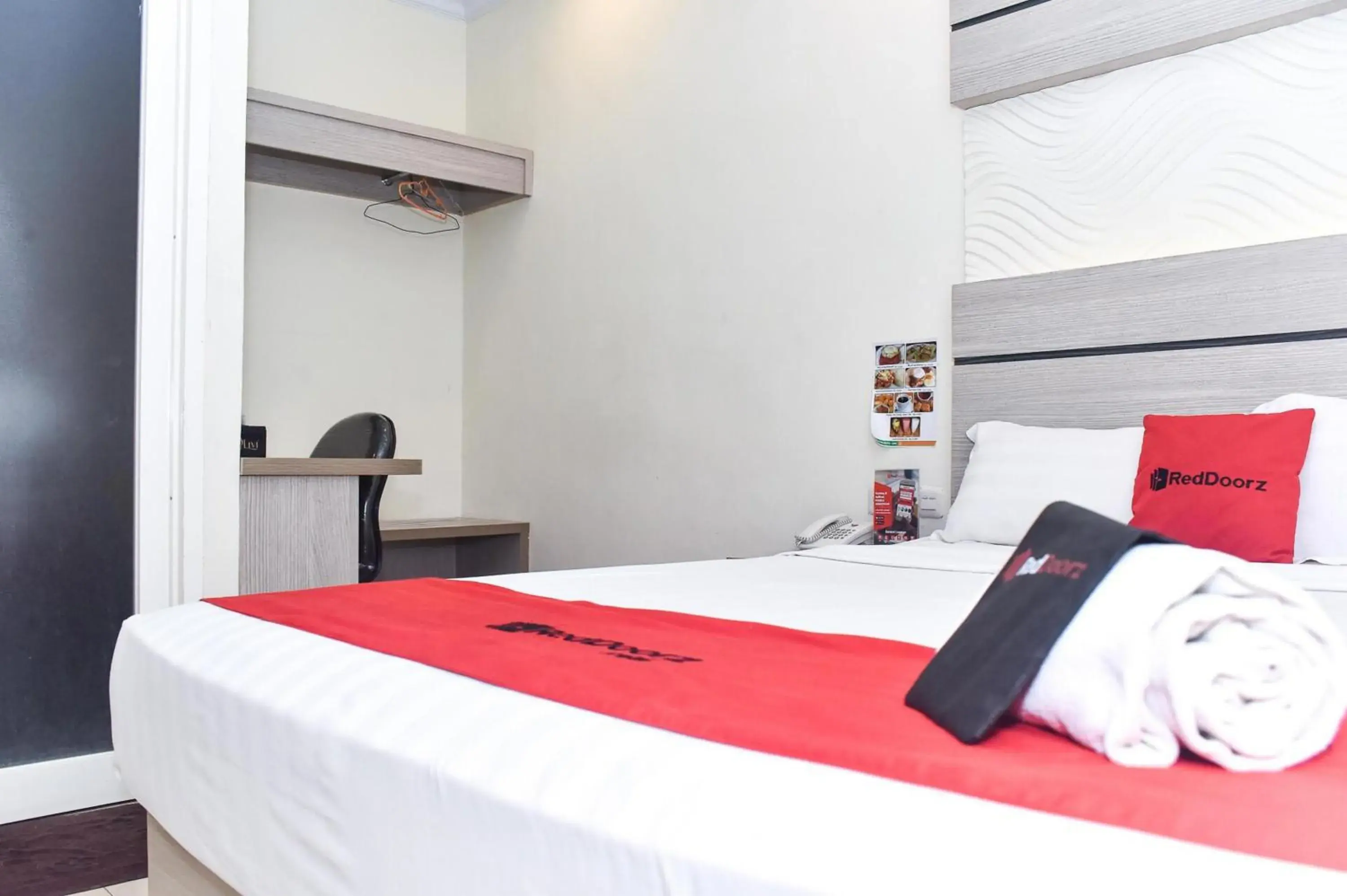 Bedroom, Bed in Reddoorz Plus near Makassar Town Square Bedroom, Bed in Reddoorz Plus near Makassar Town Square