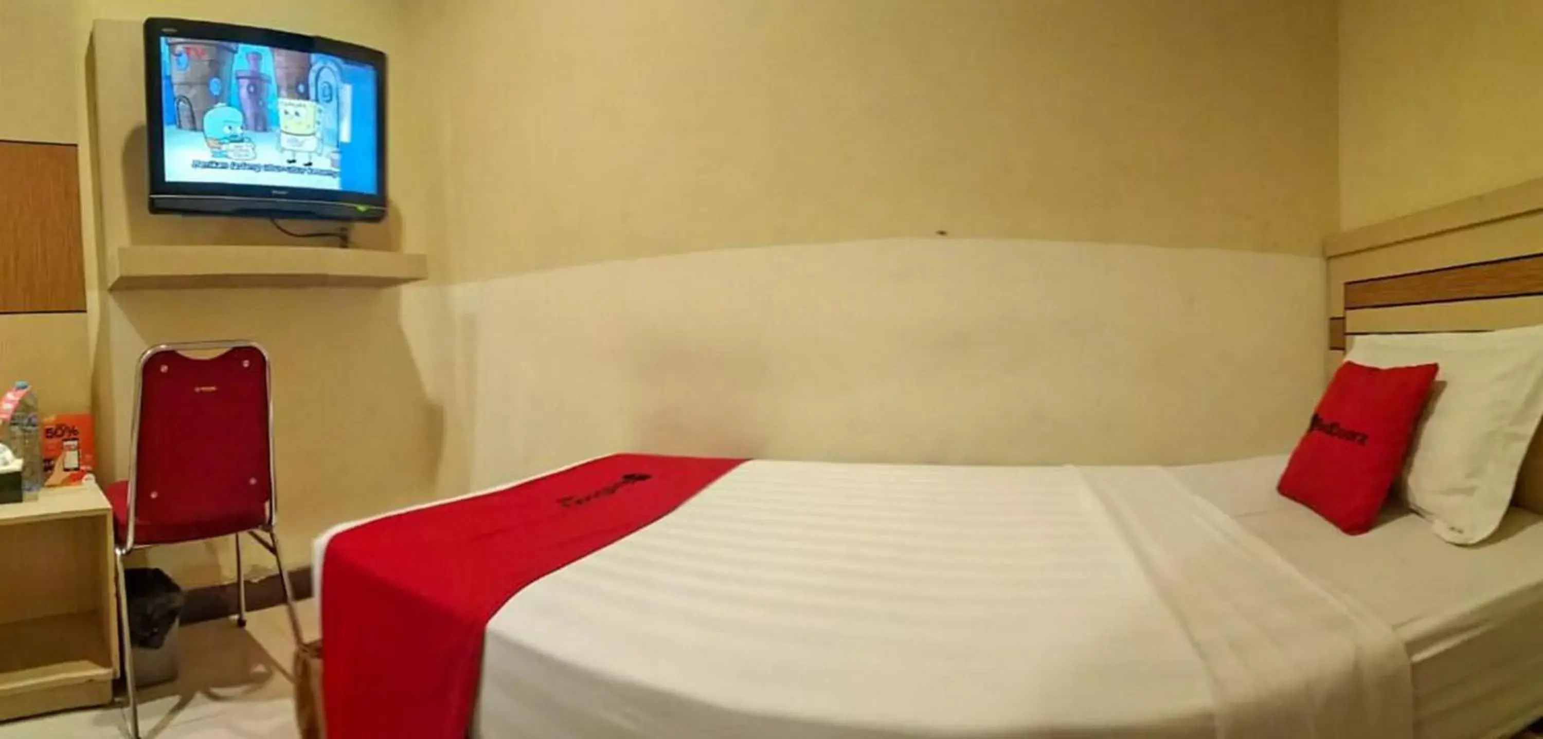 Bedroom, Bed in Reddoorz Plus near Makassar Town Square Bedroom, Bed in Reddoorz Plus near Makassar Town Square