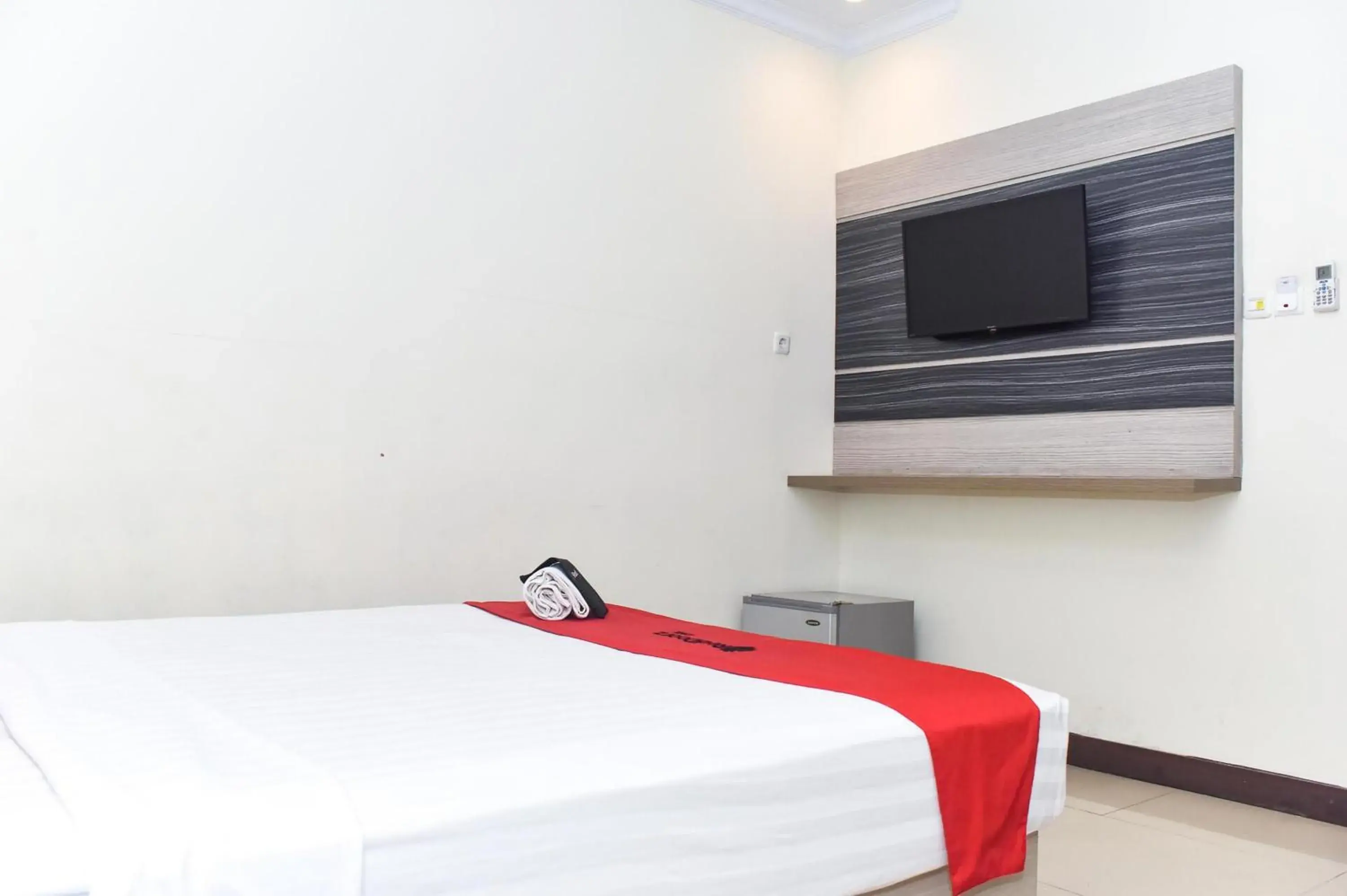 Bedroom, Bed in Reddoorz Plus near Makassar Town Square Bedroom, Bed in Reddoorz Plus near Makassar Town Square