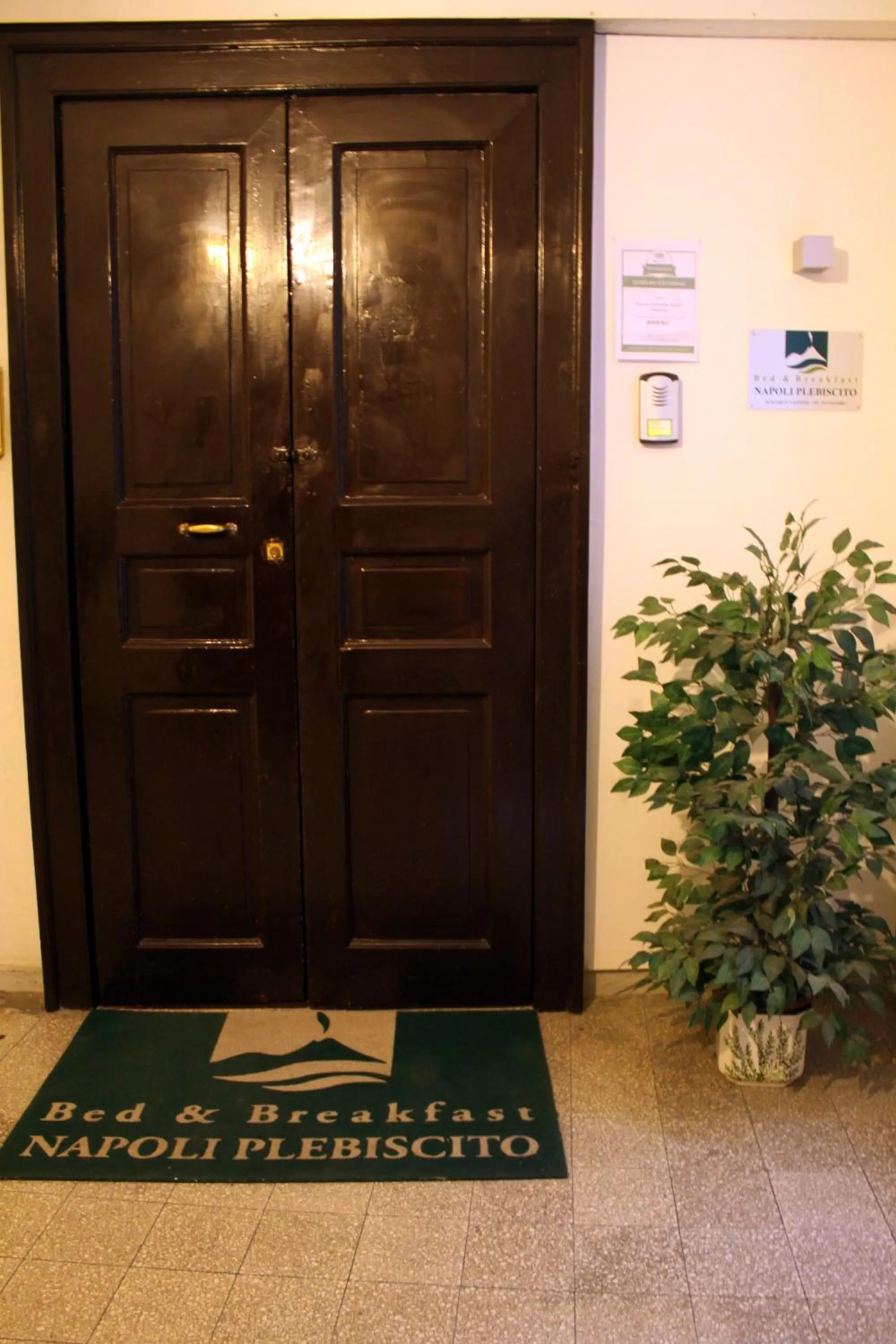 Facade/entrance in B&B Napoli Plebiscito