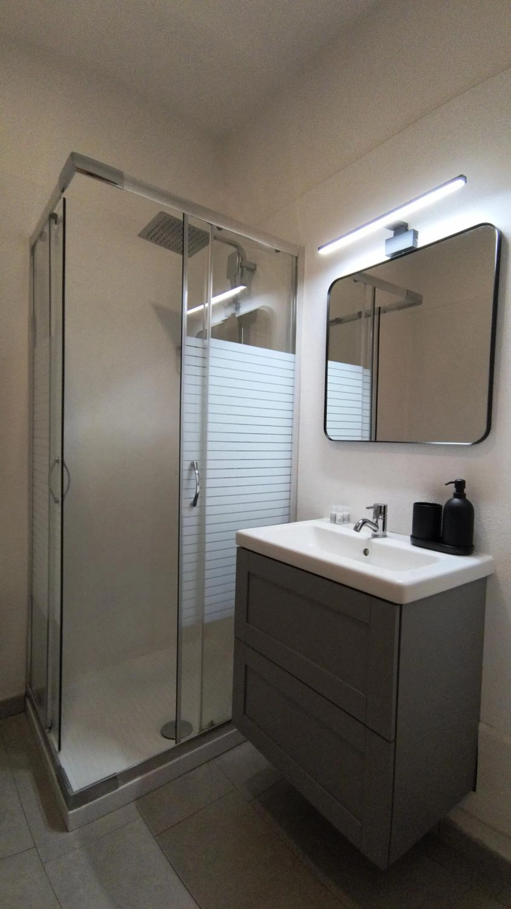 Shower in B&B Napoli Plebiscito