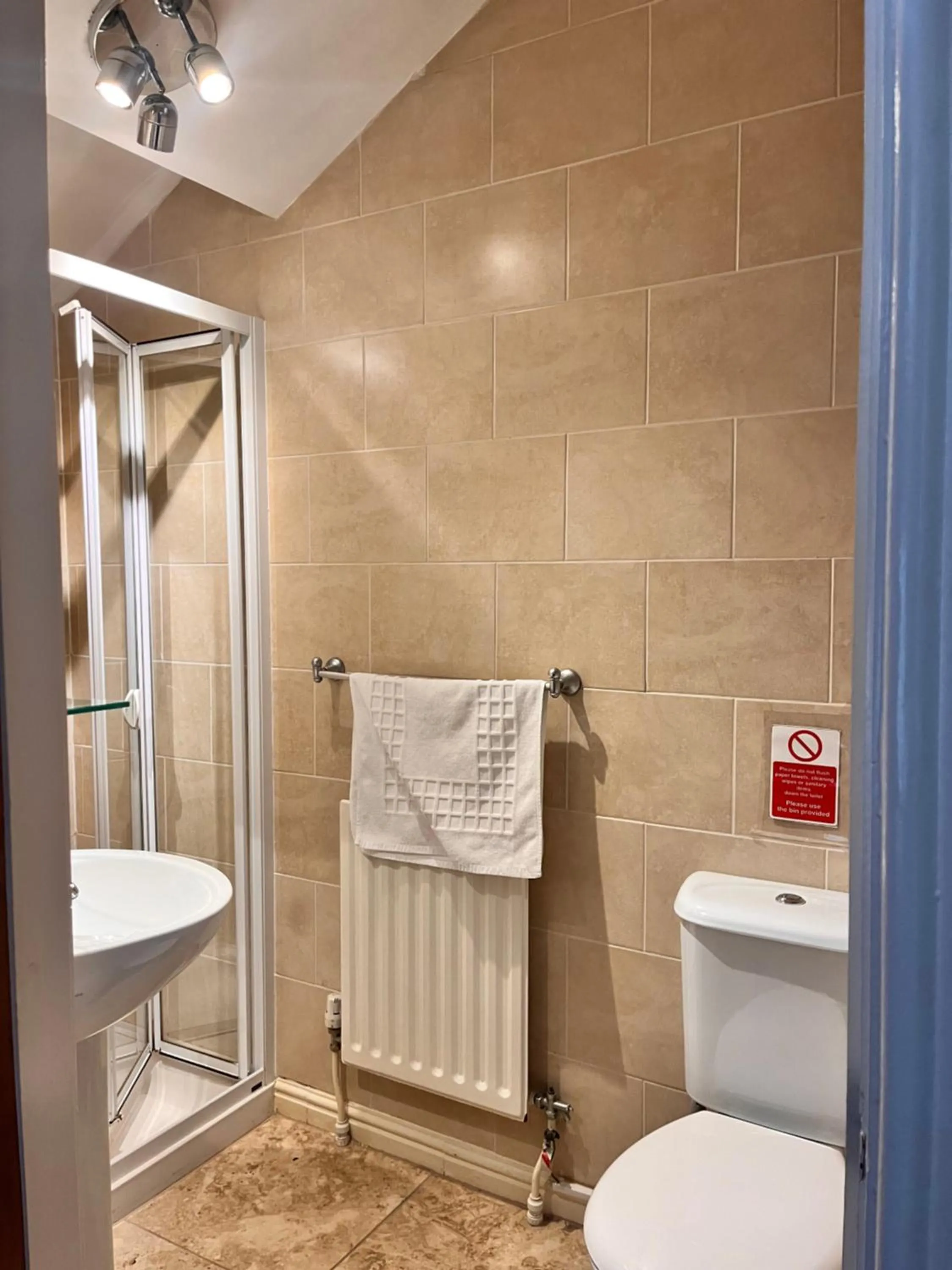 Shower in Beech Mount Hotel - Free Parking