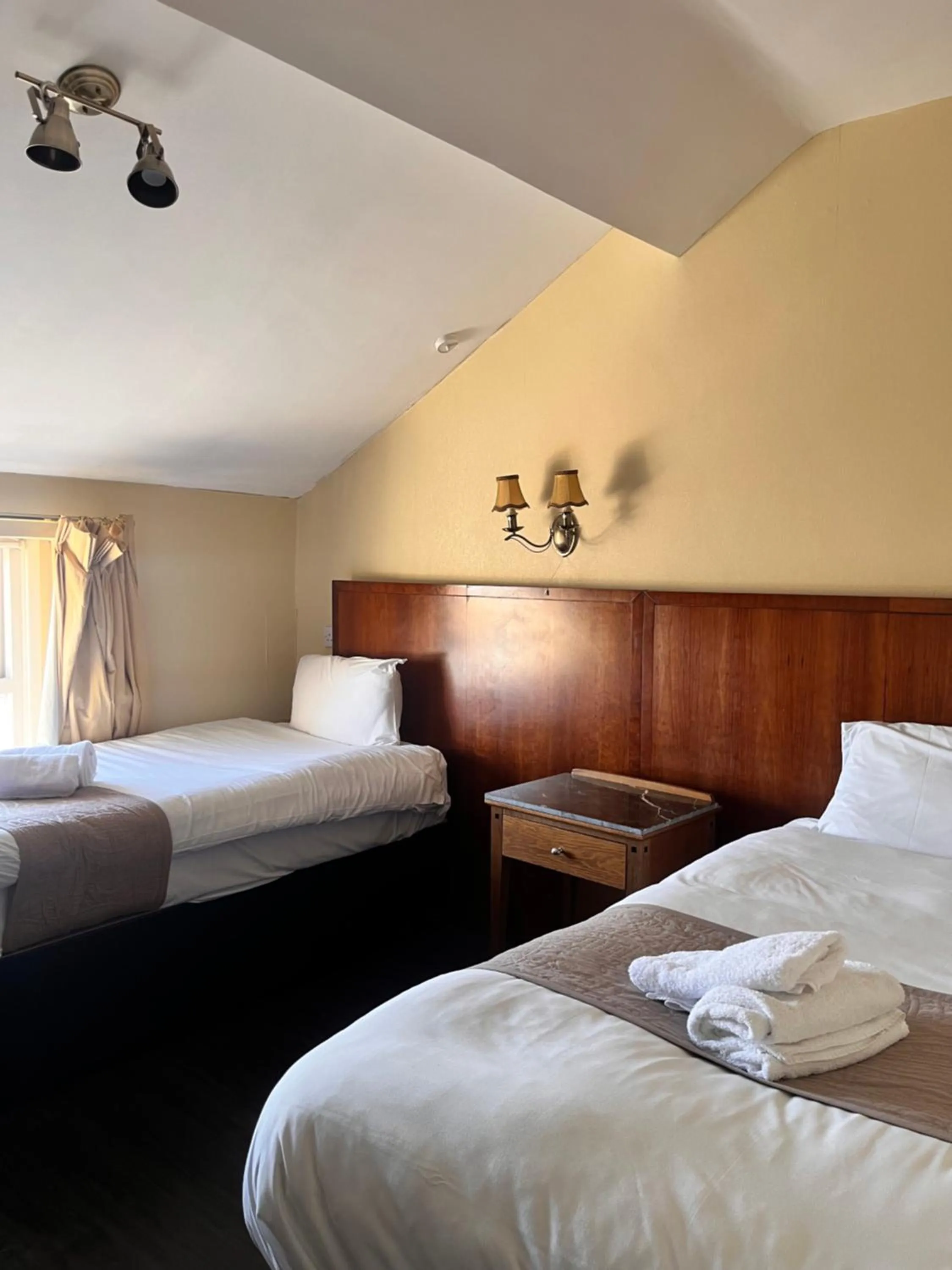 Bedroom, Bed in Beech Mount Hotel - Free Parking