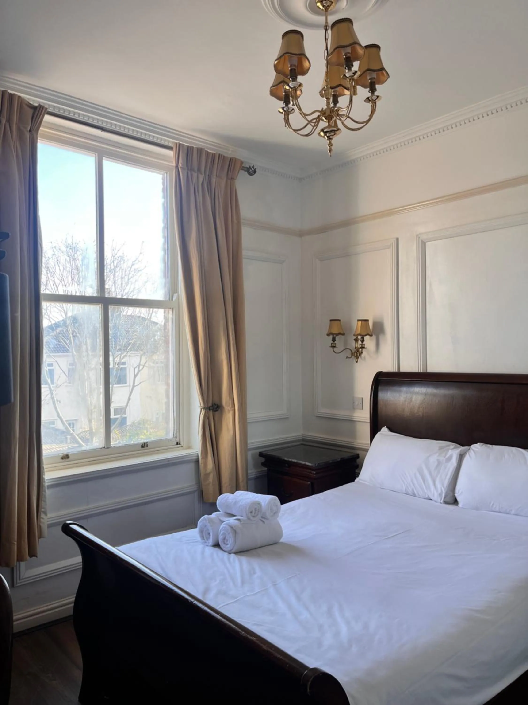 Bedroom, Bed in Beech Mount Hotel - Free Parking