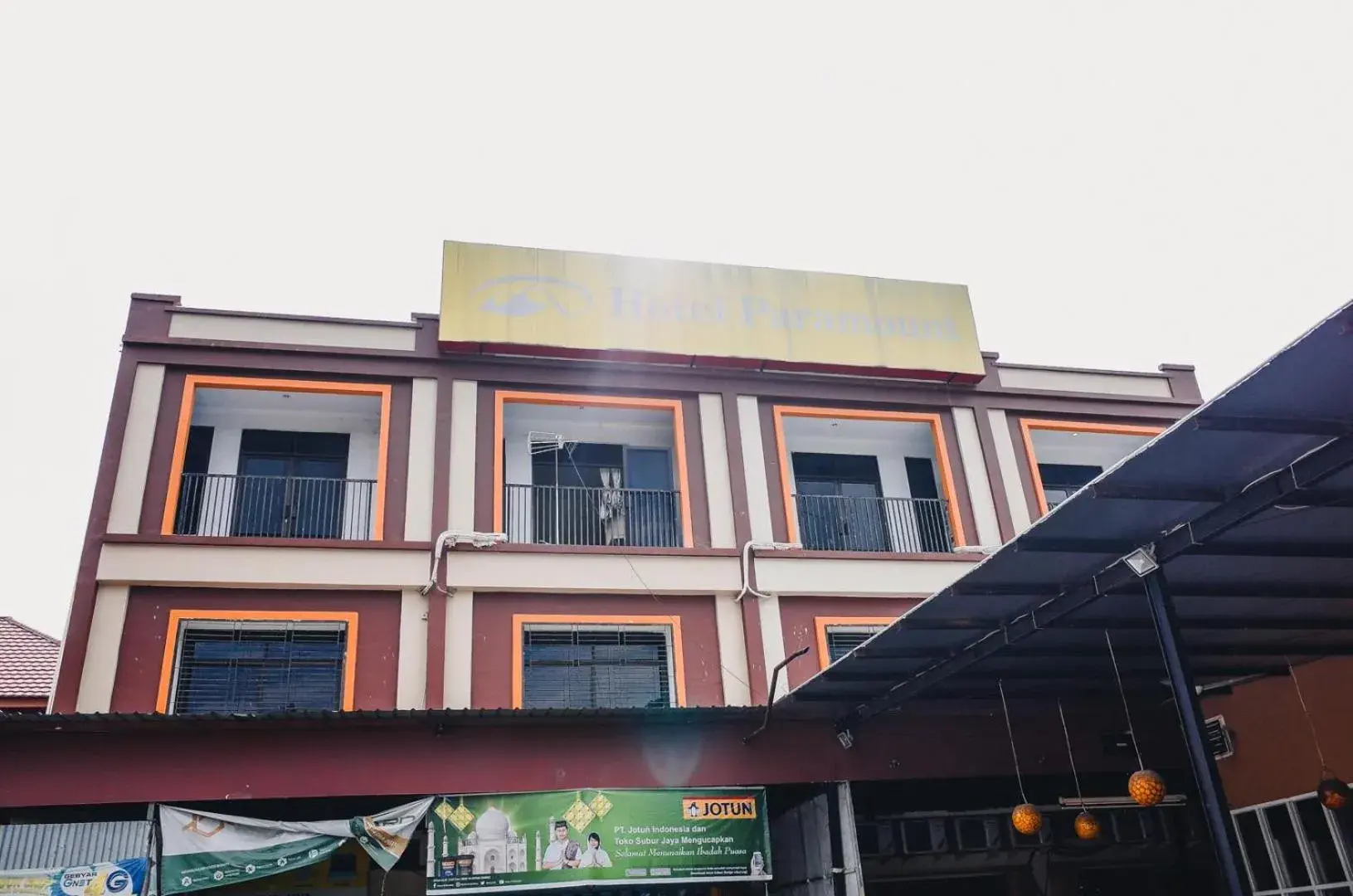 Property building in RedDoorz Plus near Sultan Hasanuddin Airport Property building in RedDoorz Plus near Sultan Hasanuddin Airport