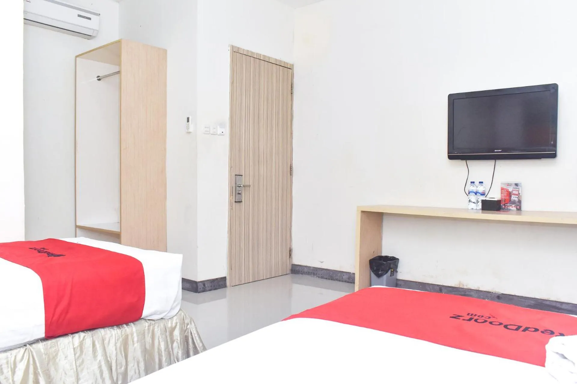 Bedroom, Bed in RedDoorz Plus near Sultan Hasanuddin Airport
