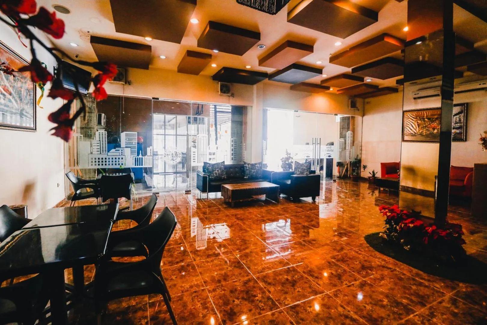 Lobby or reception in RedDoorz Plus near Sultan Hasanuddin Airport