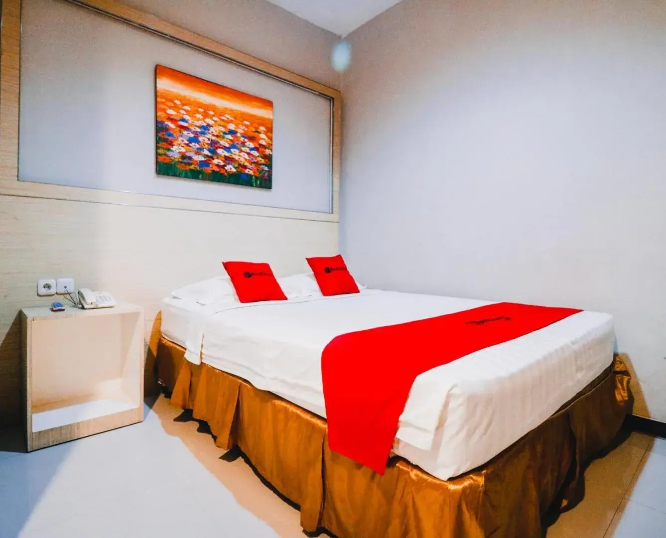 Bedroom, Bed in RedDoorz Plus near Sultan Hasanuddin Airport Bedroom, Bed in RedDoorz Plus near Sultan Hasanuddin Airport