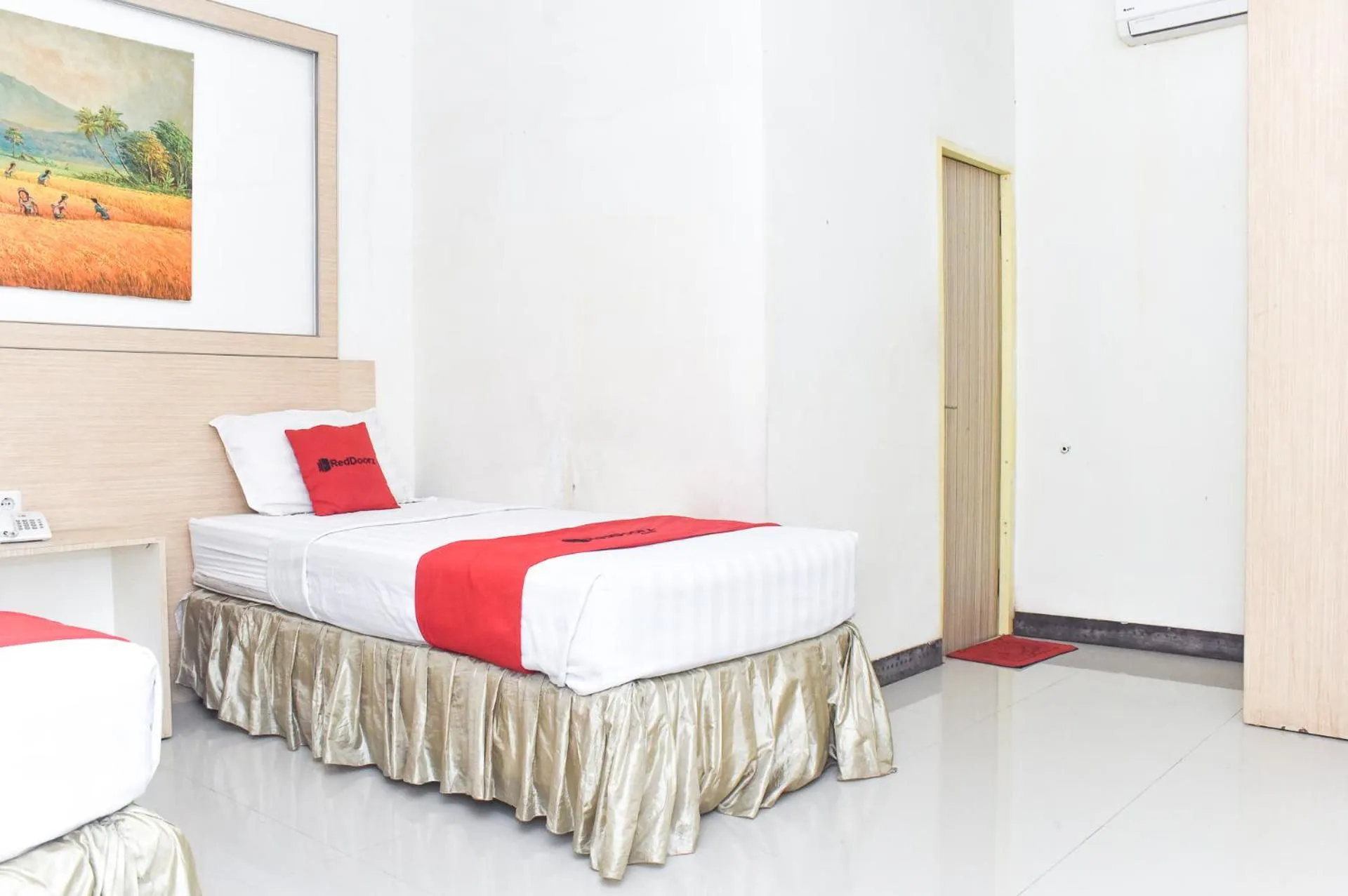 Bedroom, Bed in RedDoorz Plus near Sultan Hasanuddin Airport