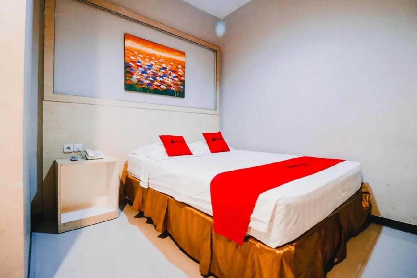 Bedroom, Bed in RedDoorz Plus near Sultan Hasanuddin Airport Bedroom, Bed in RedDoorz Plus near Sultan Hasanuddin Airport