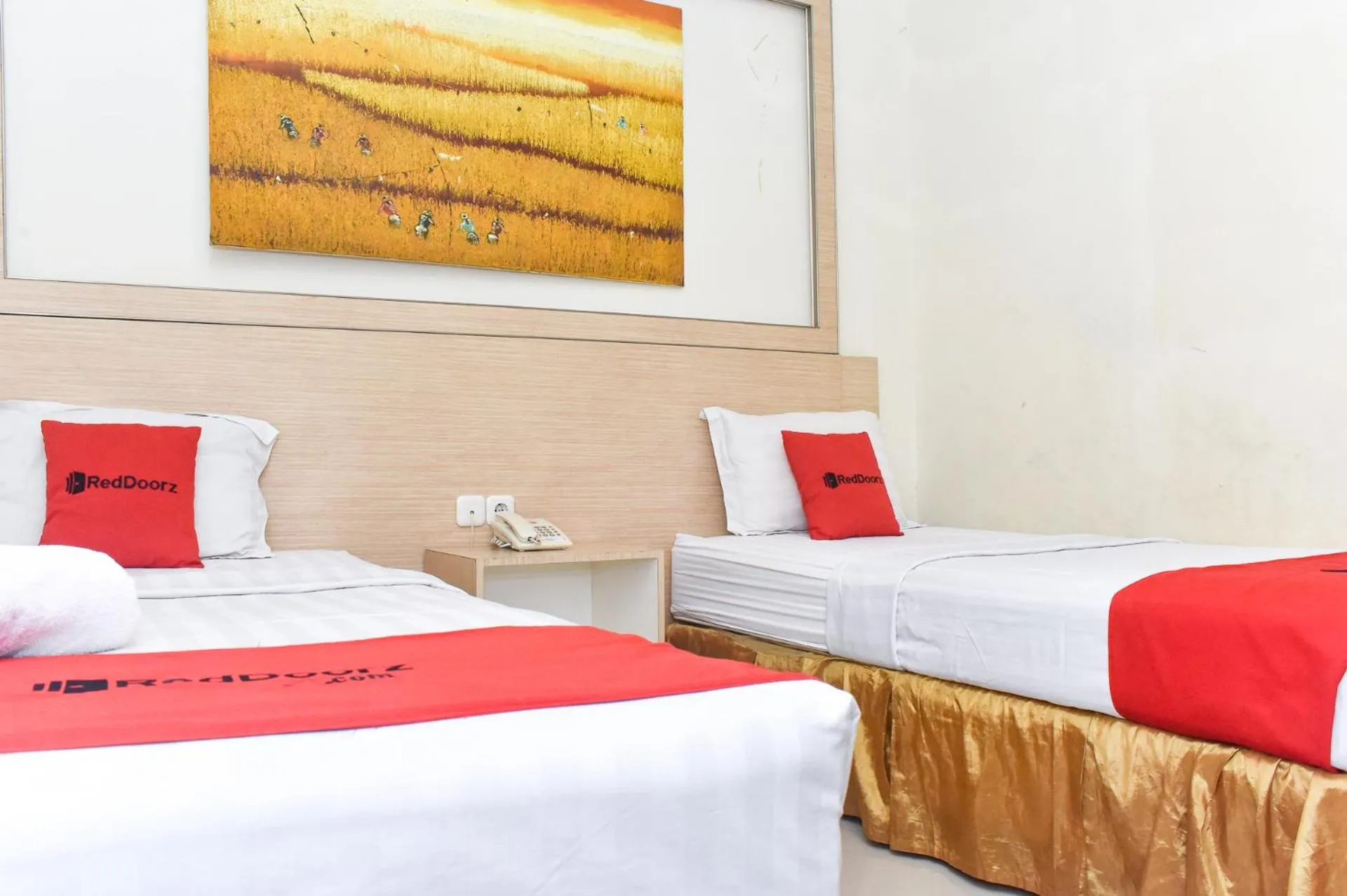 Bedroom, Bed in RedDoorz Plus near Sultan Hasanuddin Airport