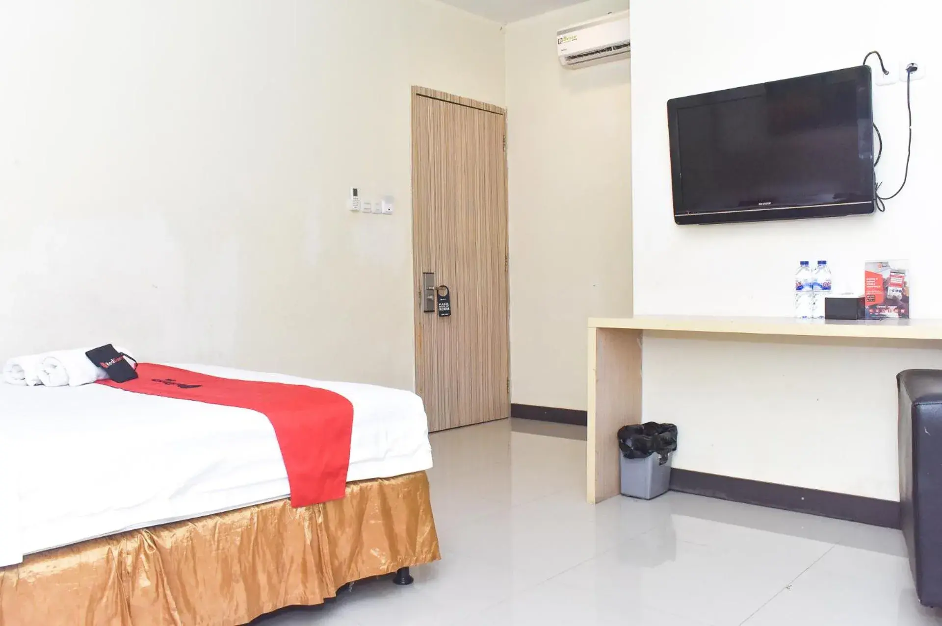 Bed in RedDoorz Plus near Sultan Hasanuddin Airport Bed in RedDoorz Plus near Sultan Hasanuddin Airport