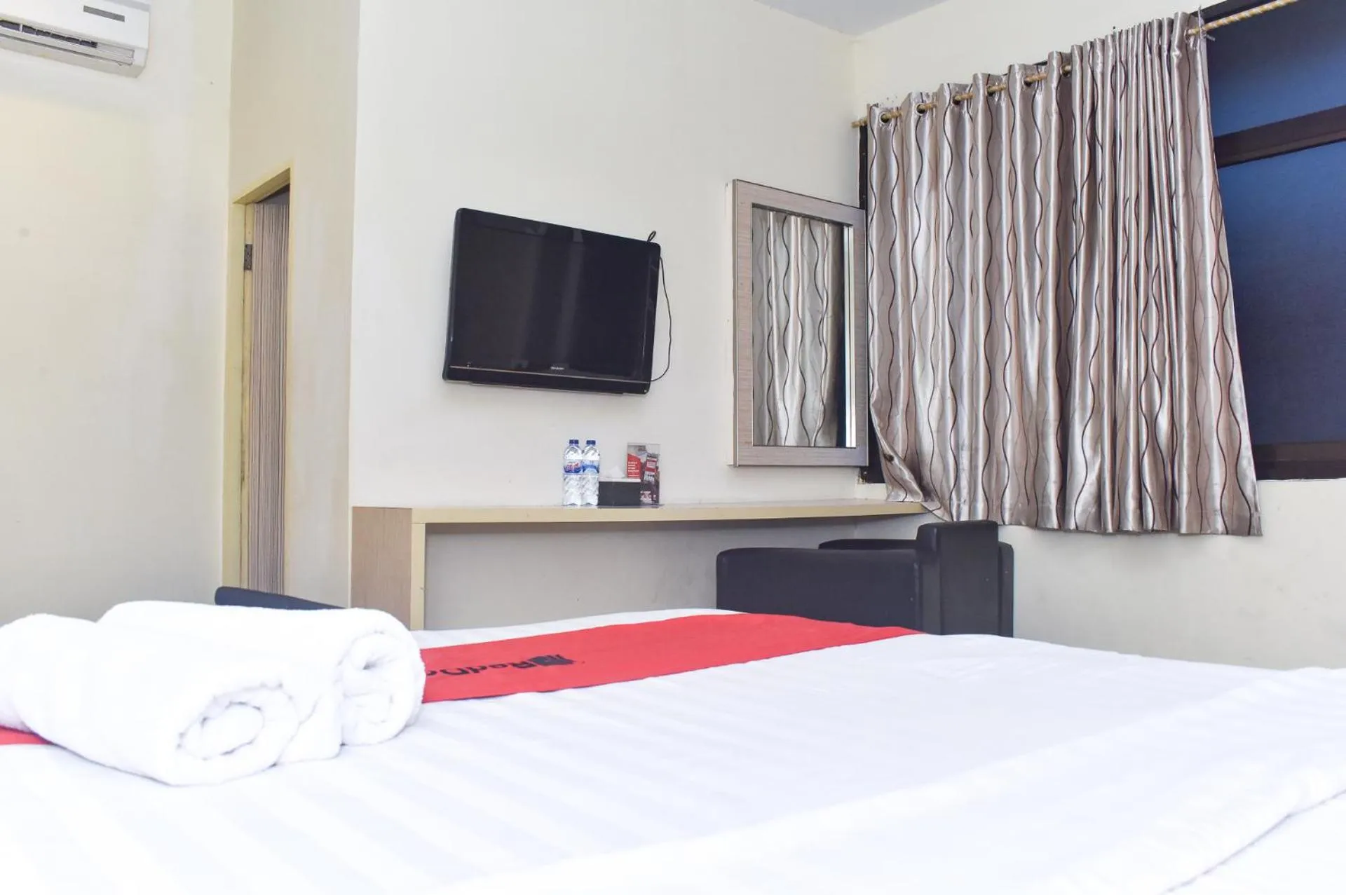 Bedroom, Bed in RedDoorz Plus near Sultan Hasanuddin Airport