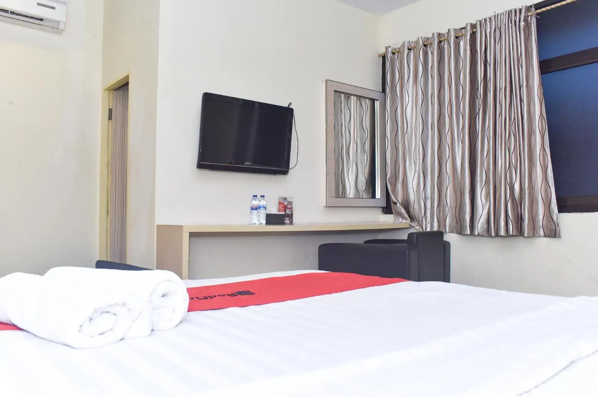 Bedroom, Bed in RedDoorz Plus near Sultan Hasanuddin Airport Bedroom, Bed in RedDoorz Plus near Sultan Hasanuddin Airport