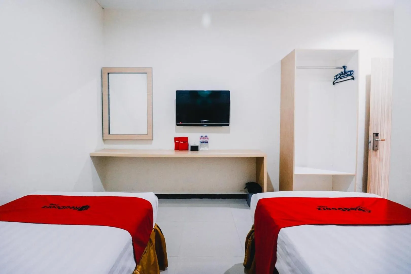 Bedroom, Bed in RedDoorz Plus near Sultan Hasanuddin Airport