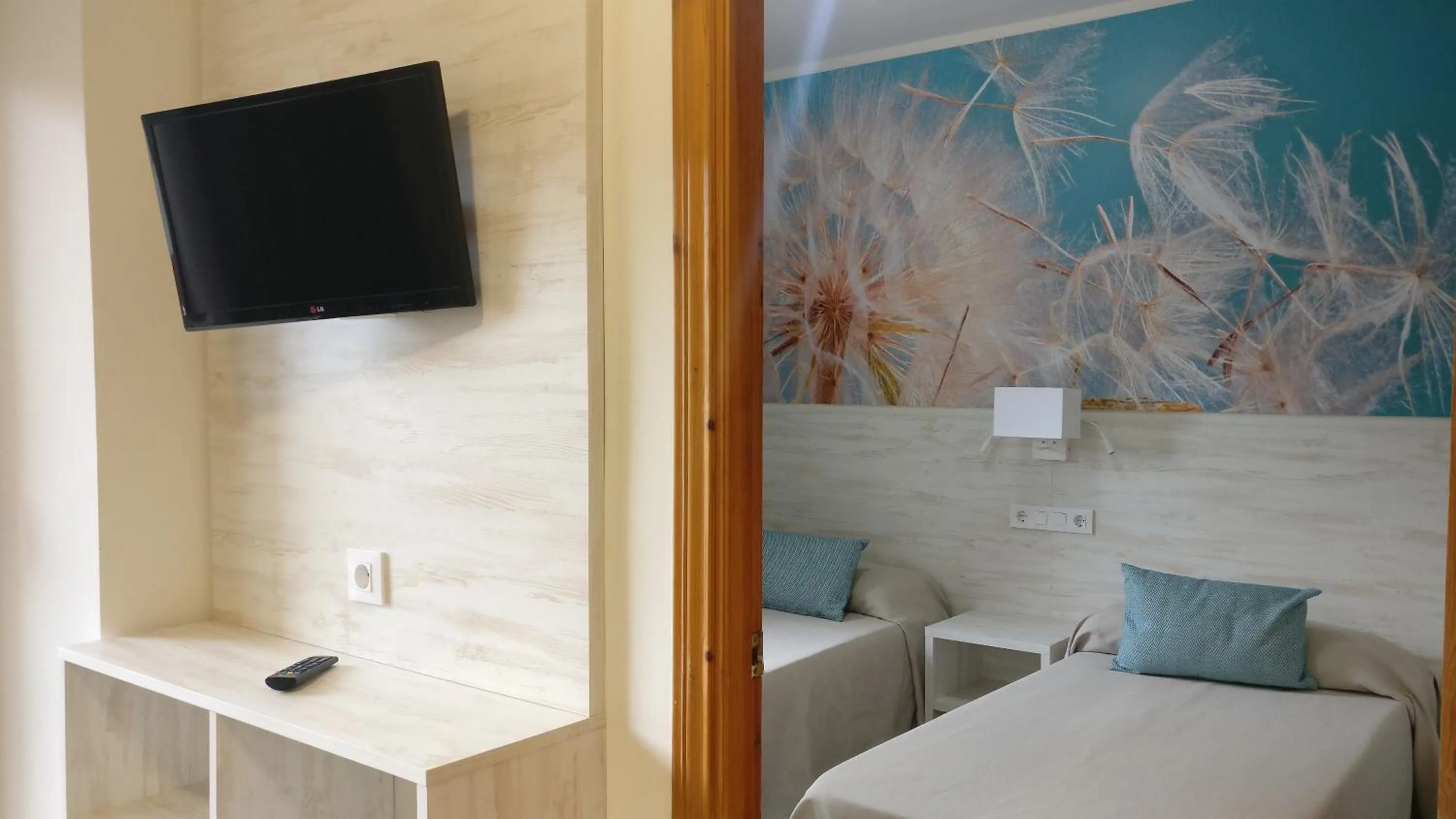 Communal lounge/ TV room in Aparthotel Las Mariposas