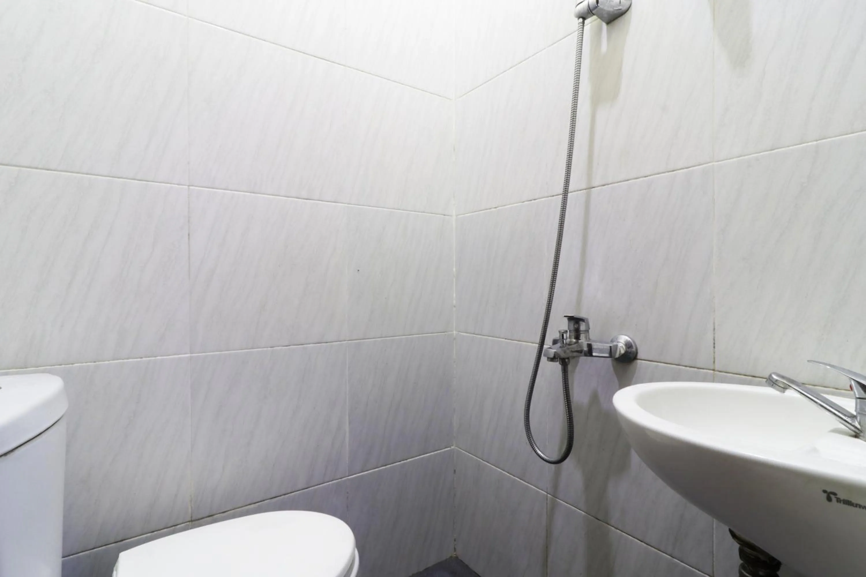 Shower in Bantal Guling Pasar Baru