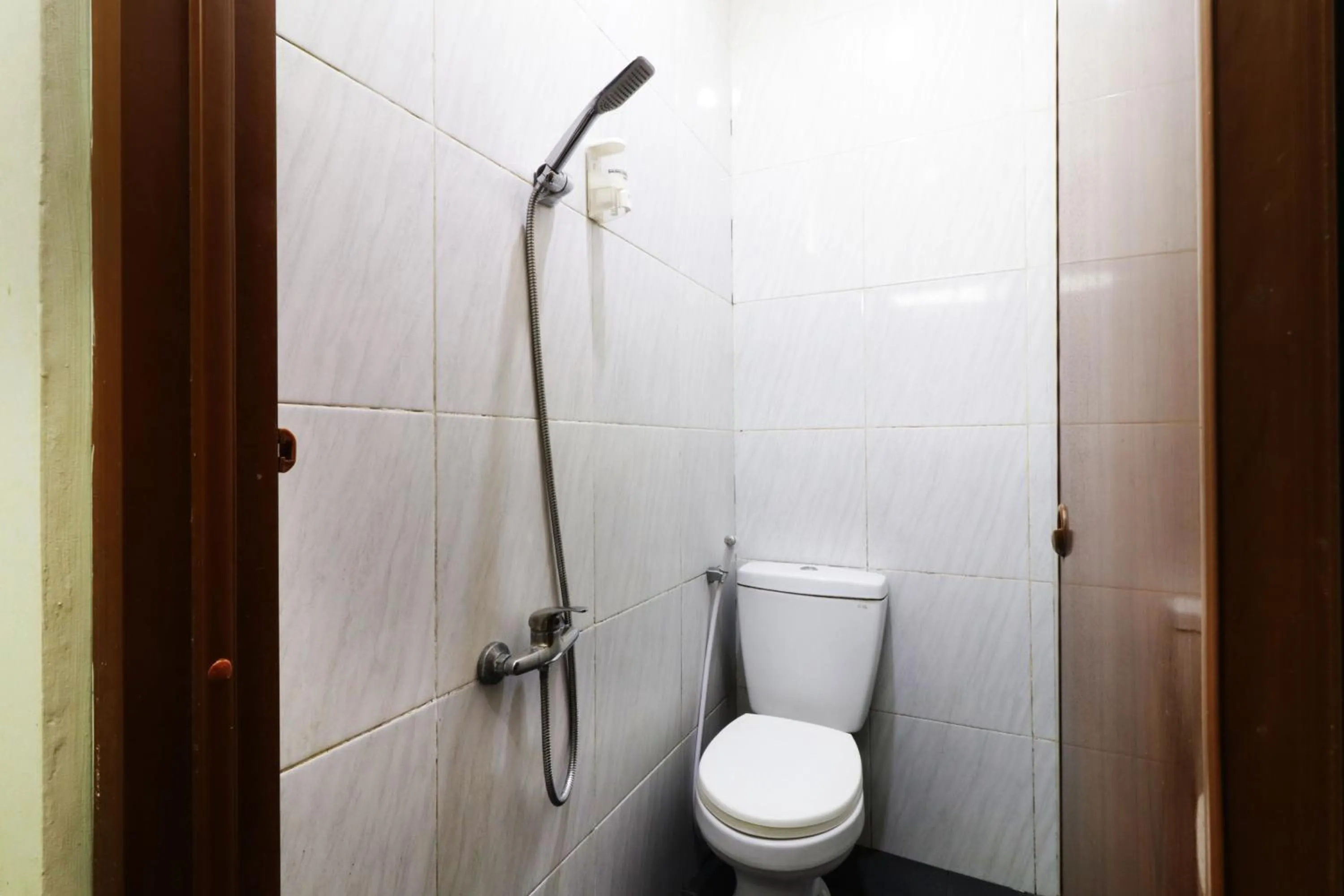 Shower in Bantal Guling Pasar Baru