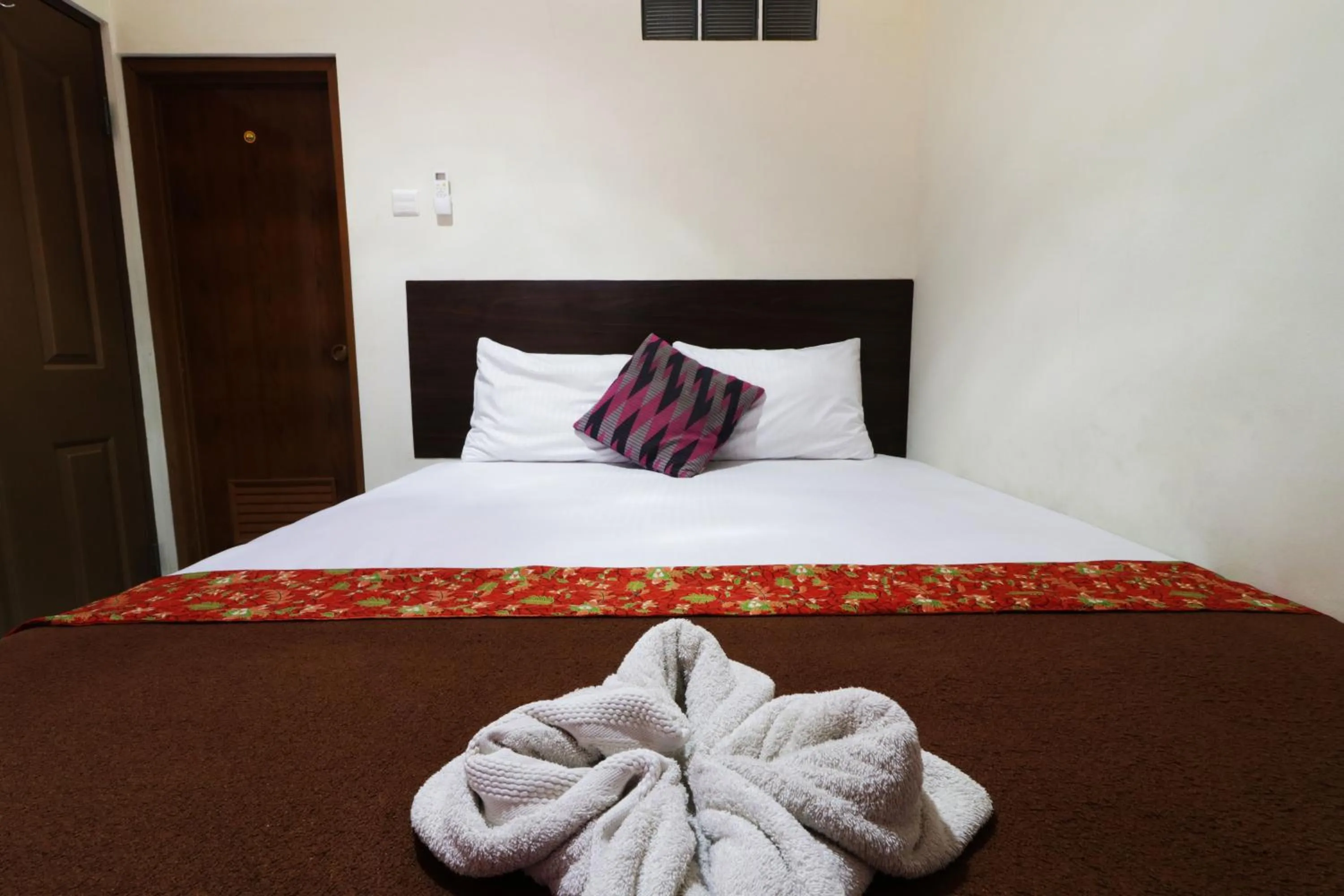 Bed in Bantal Guling Pasar Baru