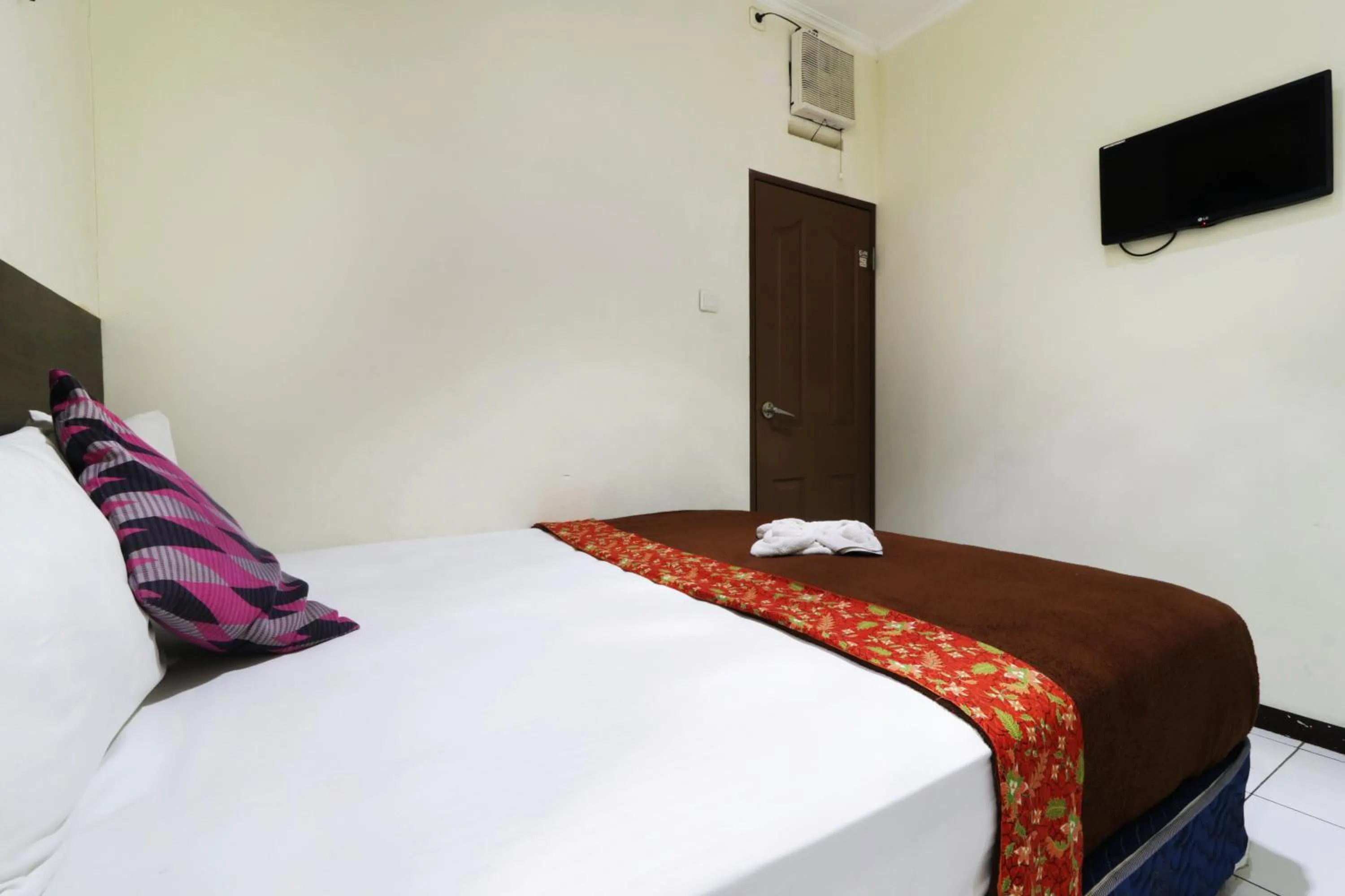 Bed in Bantal Guling Pasar Baru