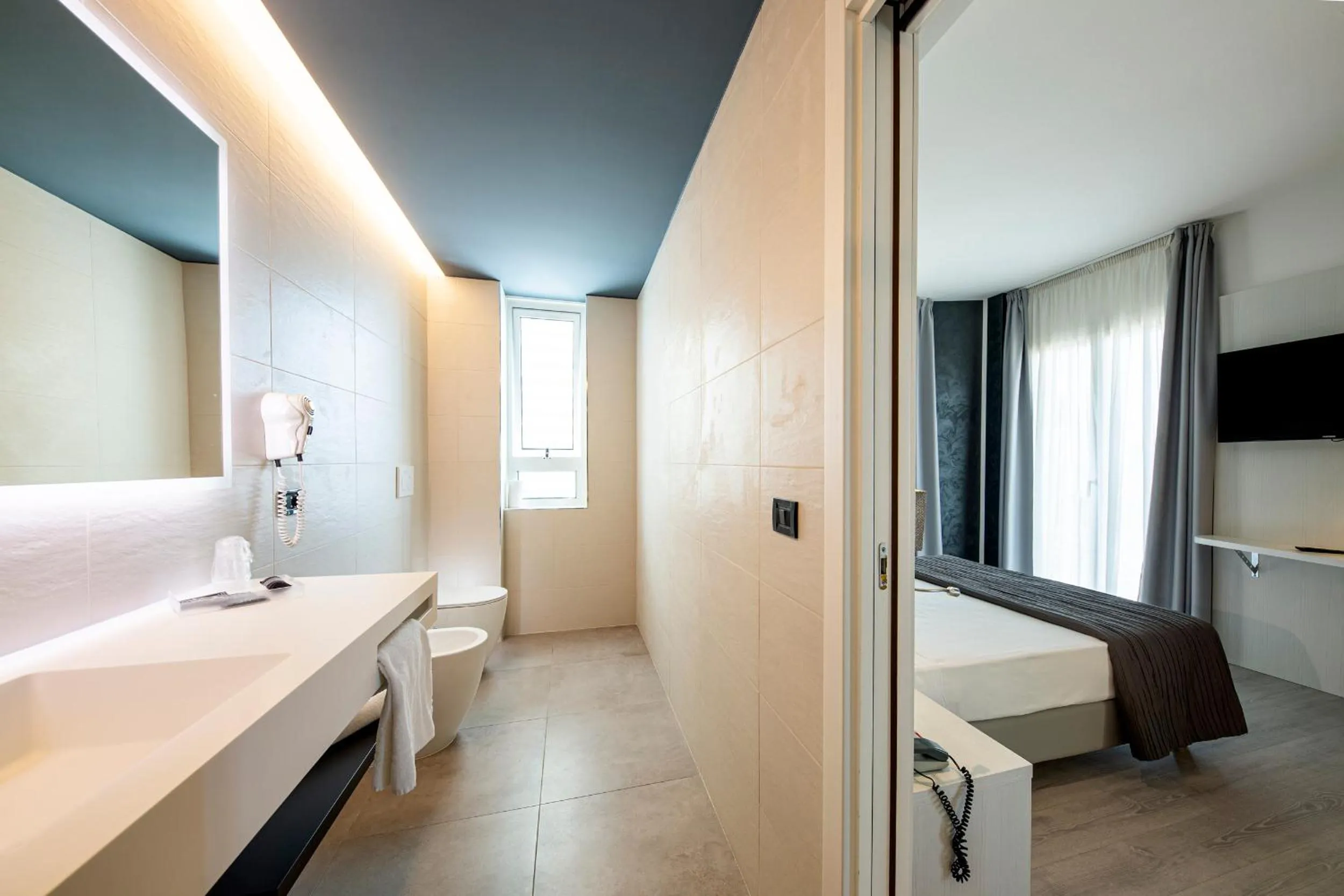 Bathroom, Bed in Hotel Sayonara